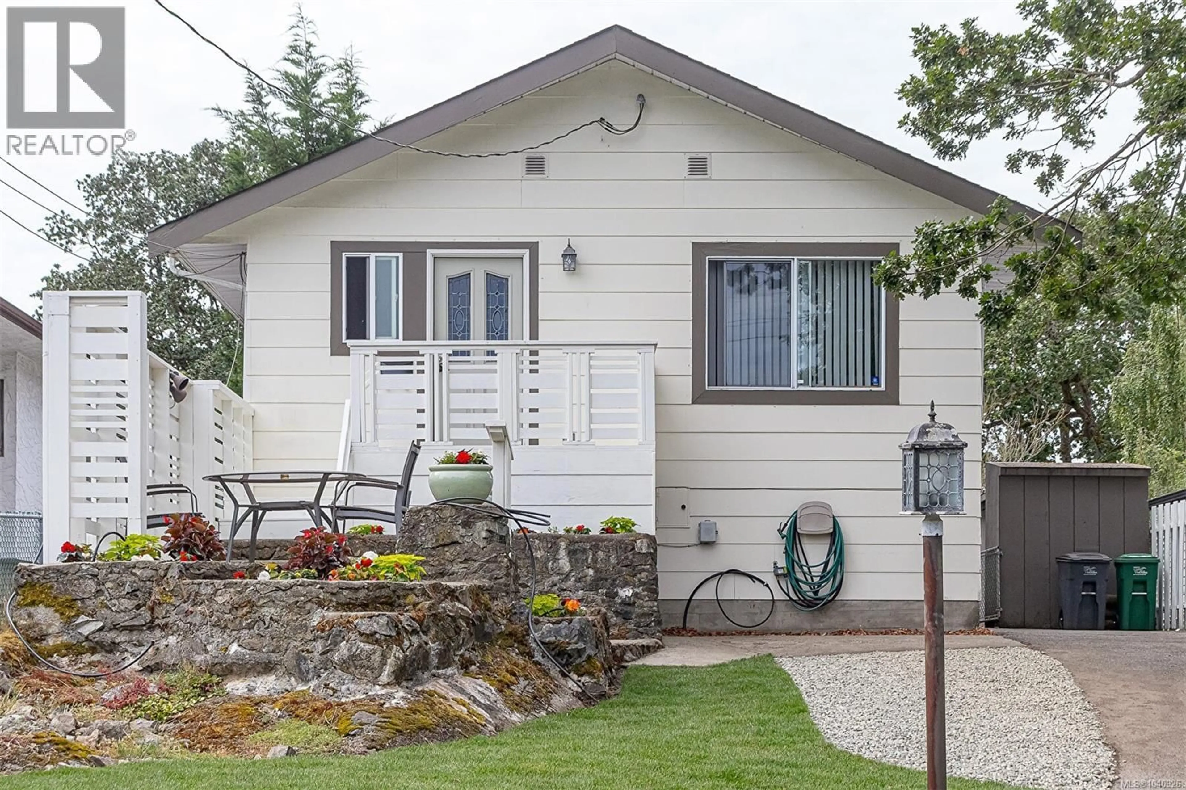 Home with vinyl exterior material, street for 1519 PEARL STREET, Victoria British Columbia V8R2Y8