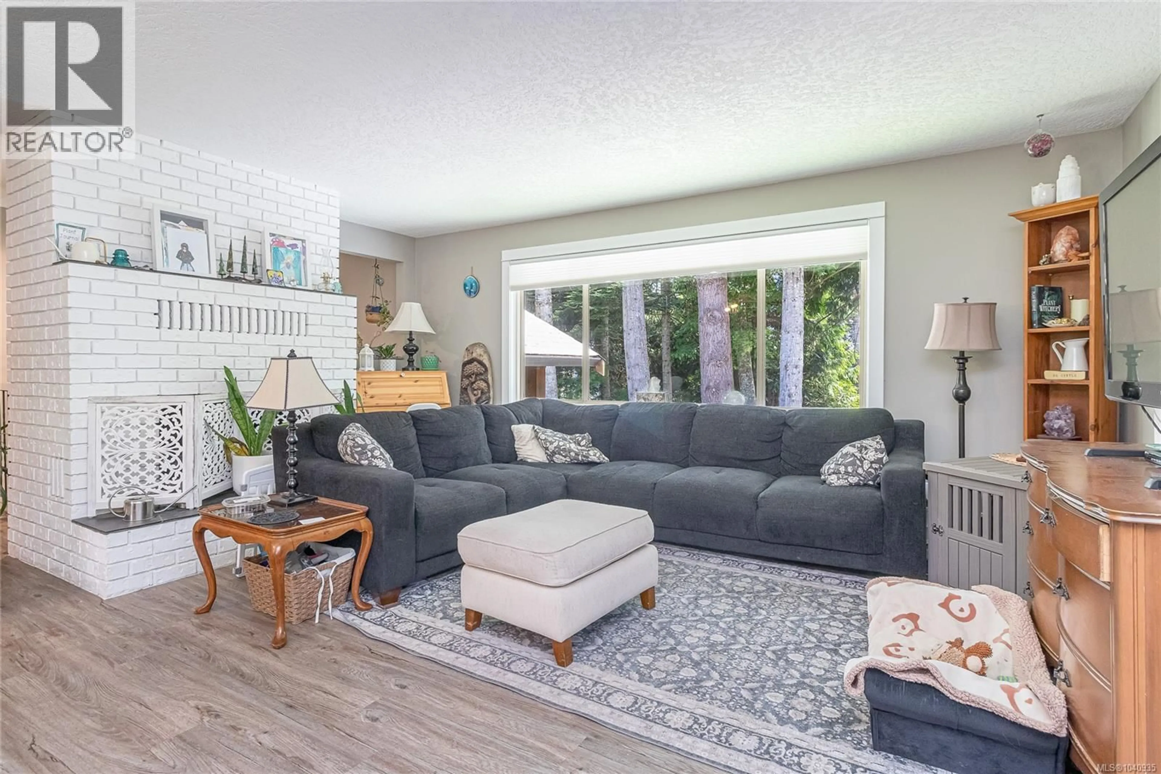 Living room with furniture, unknown for 6340 ISLAND HIGHWAY WEST, Qualicum Beach British Columbia V9K2E5
