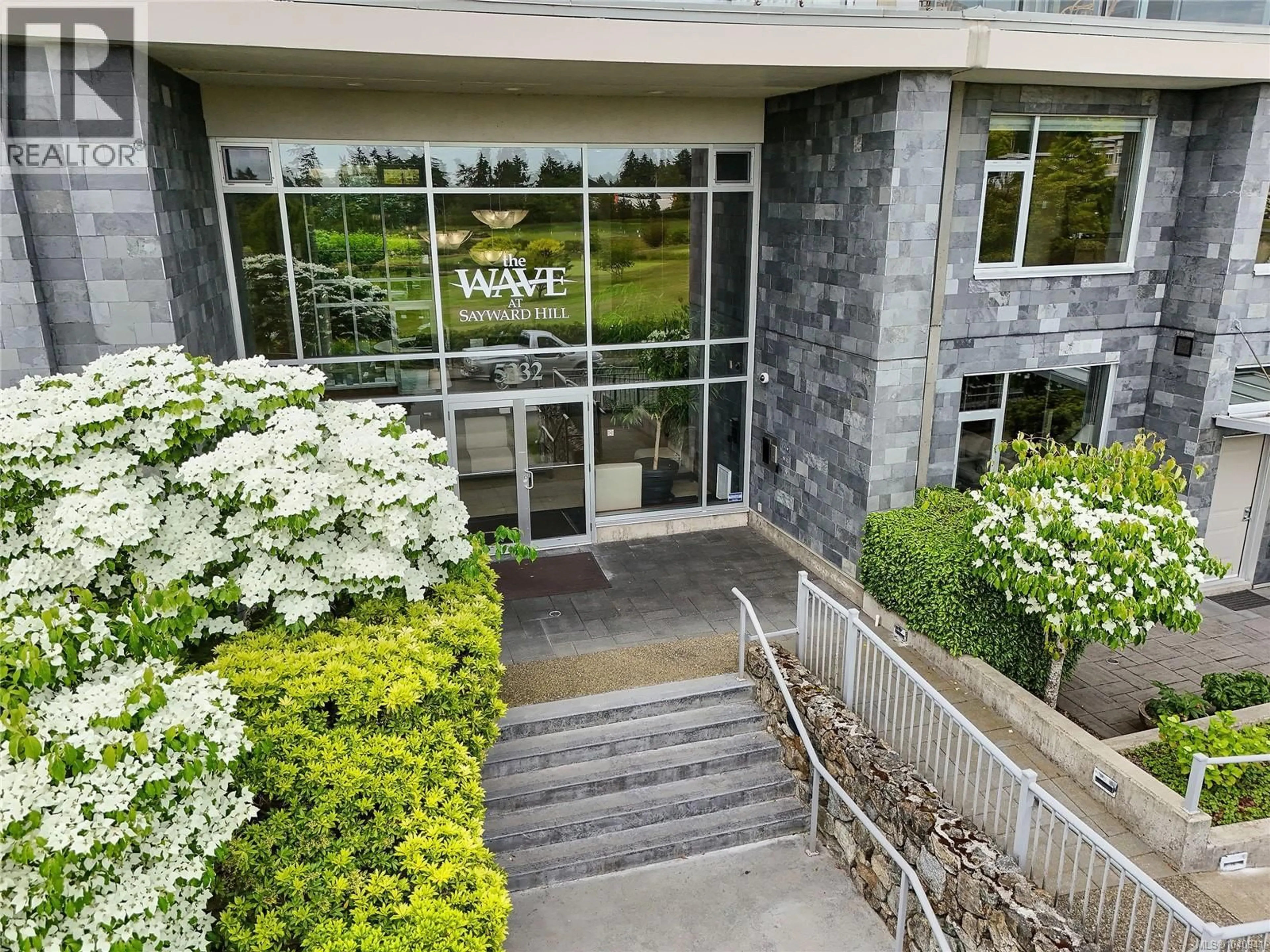 Indoor foyer for 401 - 5332 SAYWARD HILL CRESCENT, Saanich British Columbia V8Y3H8