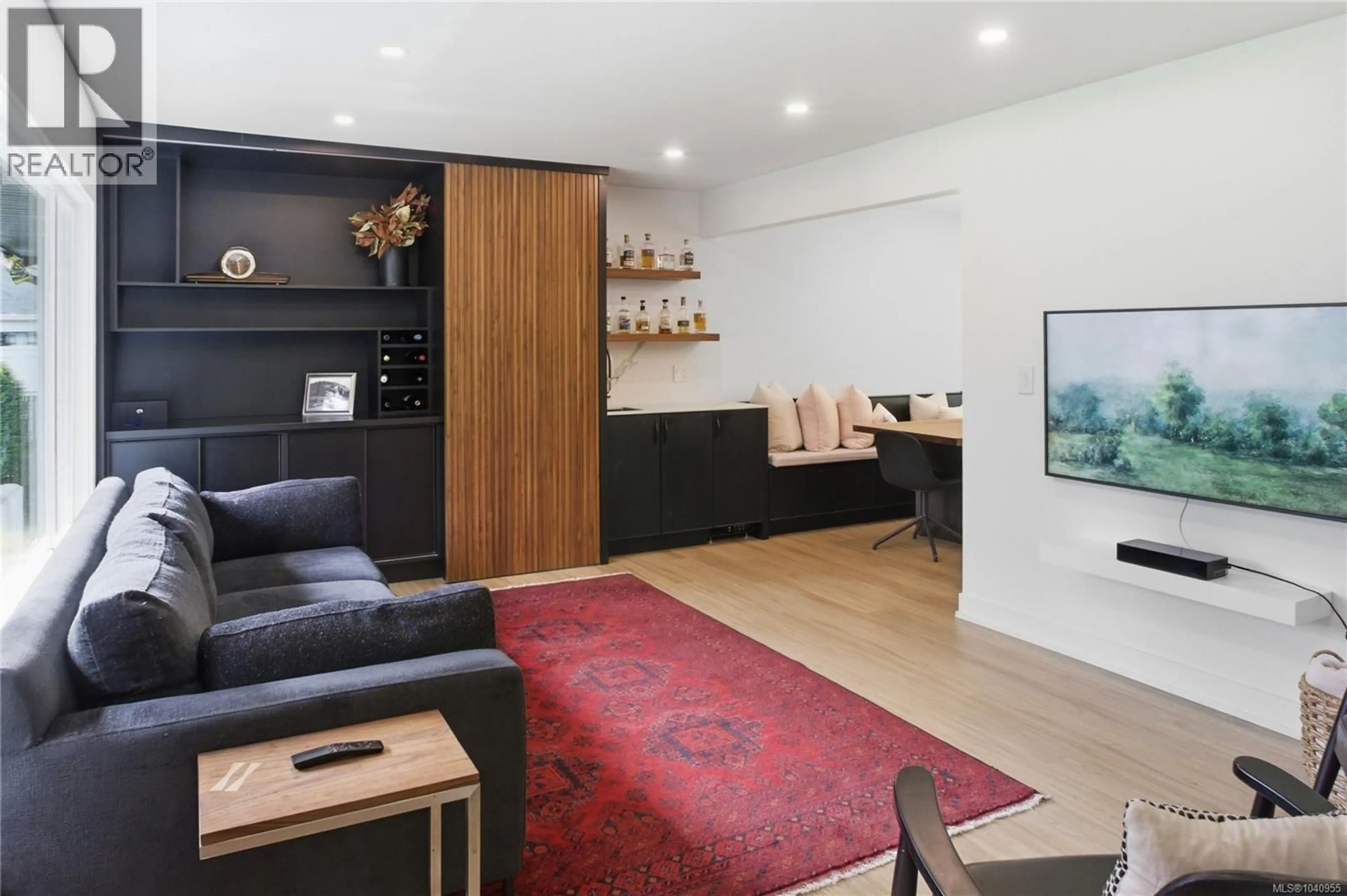Living room with furniture, wood/laminate floor for 560 KAY STREET, Saanich British Columbia V8Z2L3