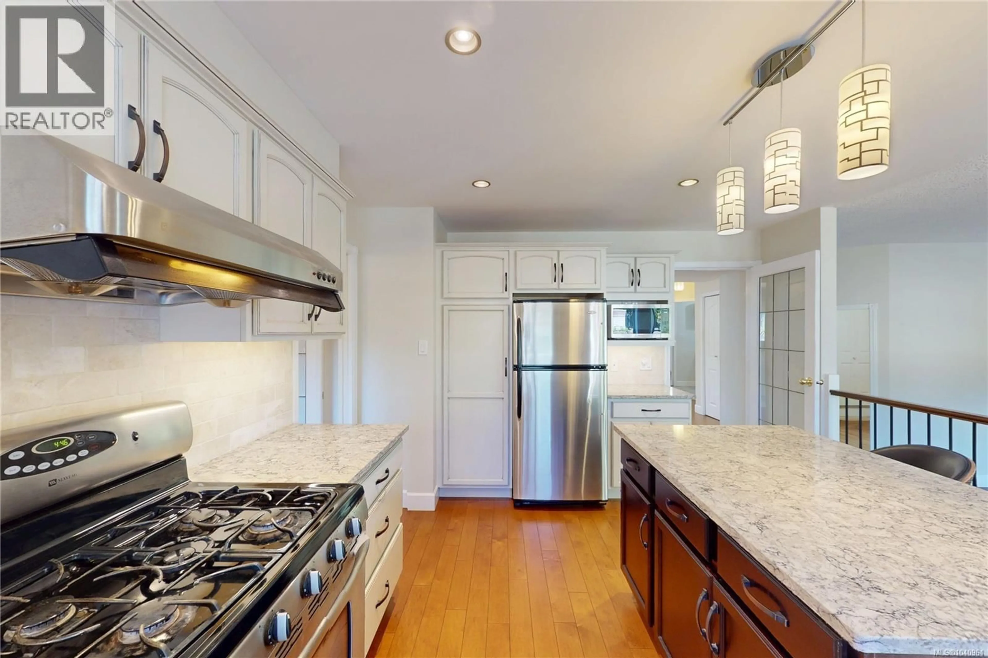 Contemporary kitchen, unknown for 4767 ELLIOT PLACE, Saanich British Columbia V8Y3E4