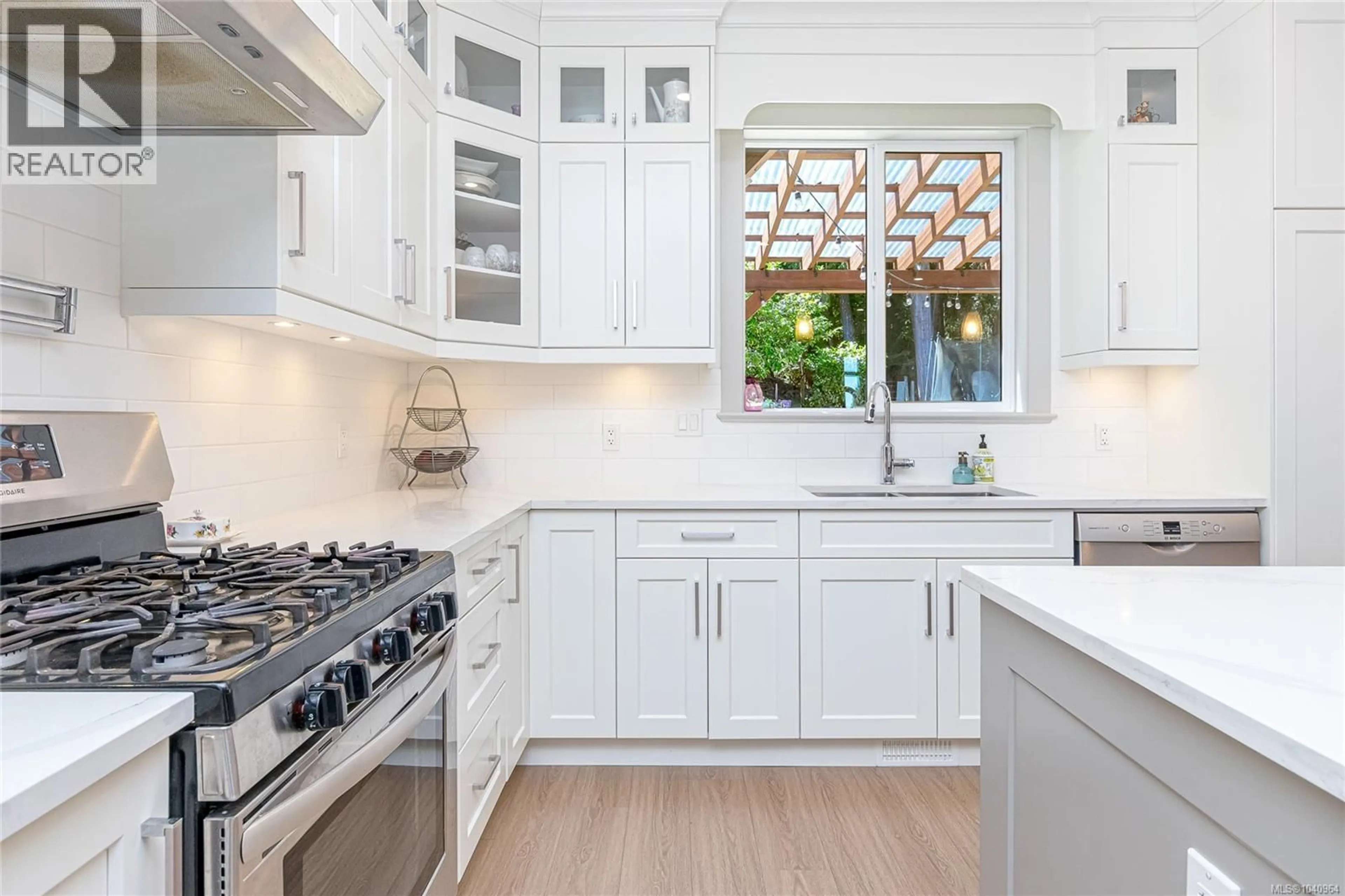 Contemporary kitchen, ceramic/tile floor for 3008 CATALINA WAY, Chemainus British Columbia V0R1K2