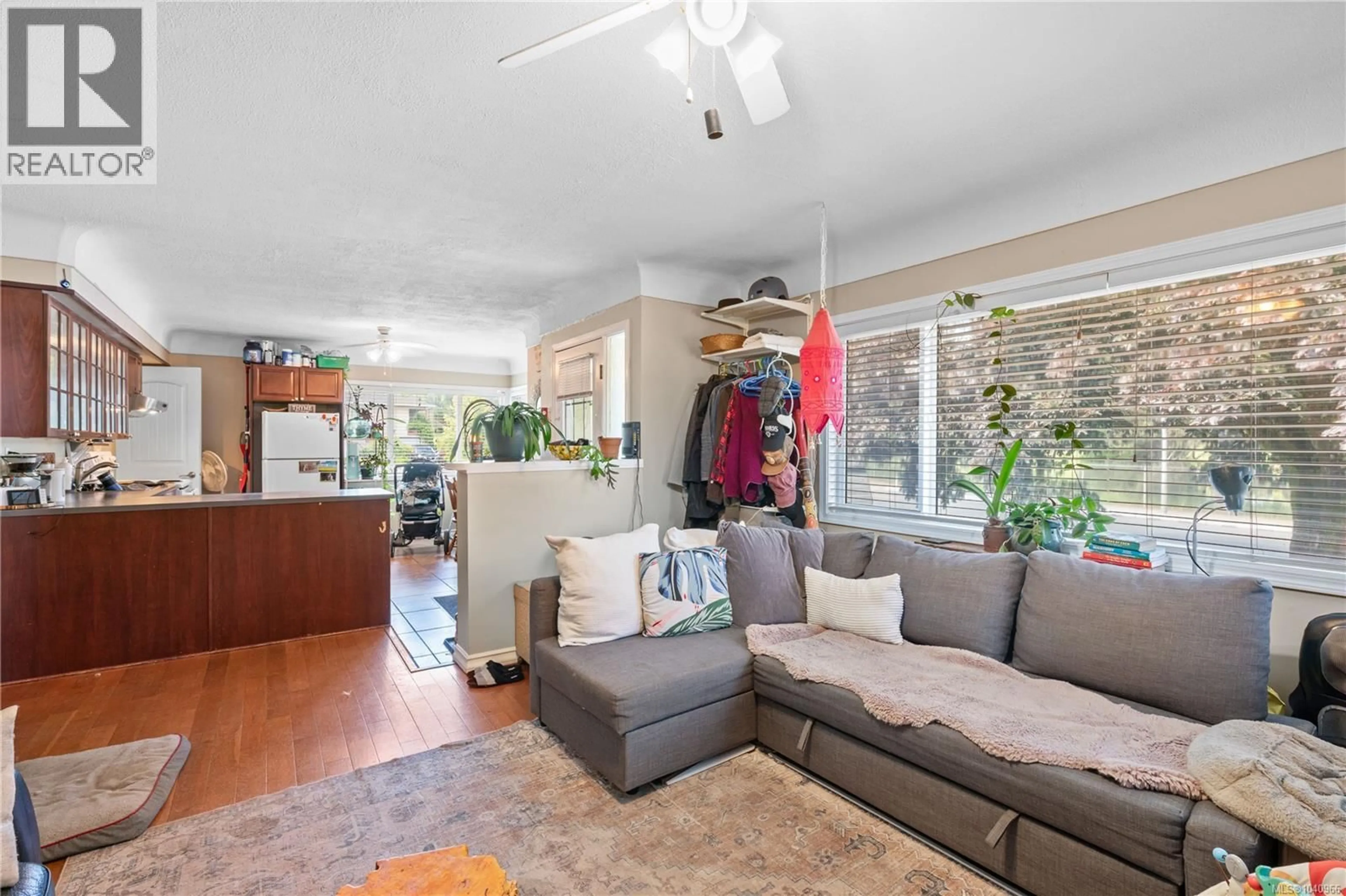 Living room with furniture, unknown for 861 TILLICUM ROAD, Esquimalt British Columbia V9A1Z7