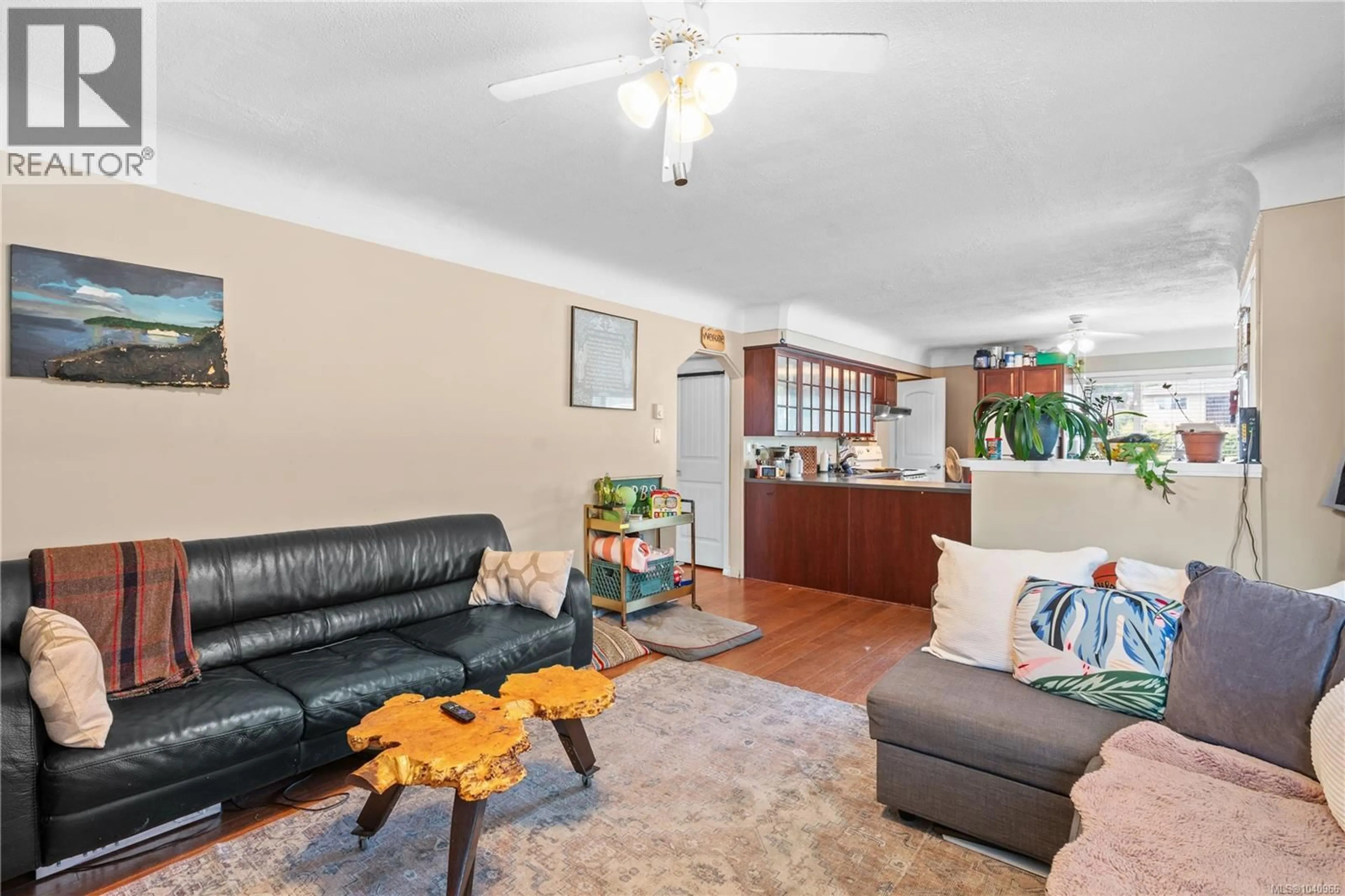 Living room with furniture, unknown for 861 TILLICUM ROAD, Esquimalt British Columbia V9A1Z7