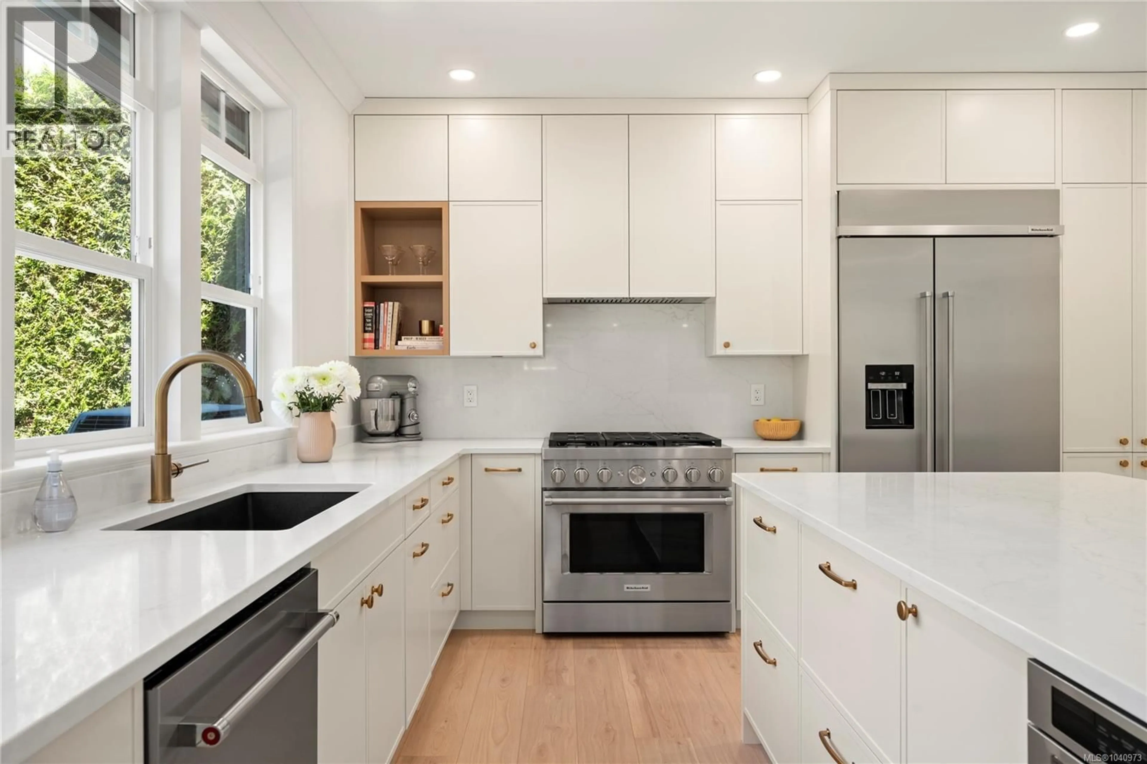 Contemporary kitchen, unknown for 6277 JOHN PAUL PLACE, Nanaimo British Columbia V9V1S2