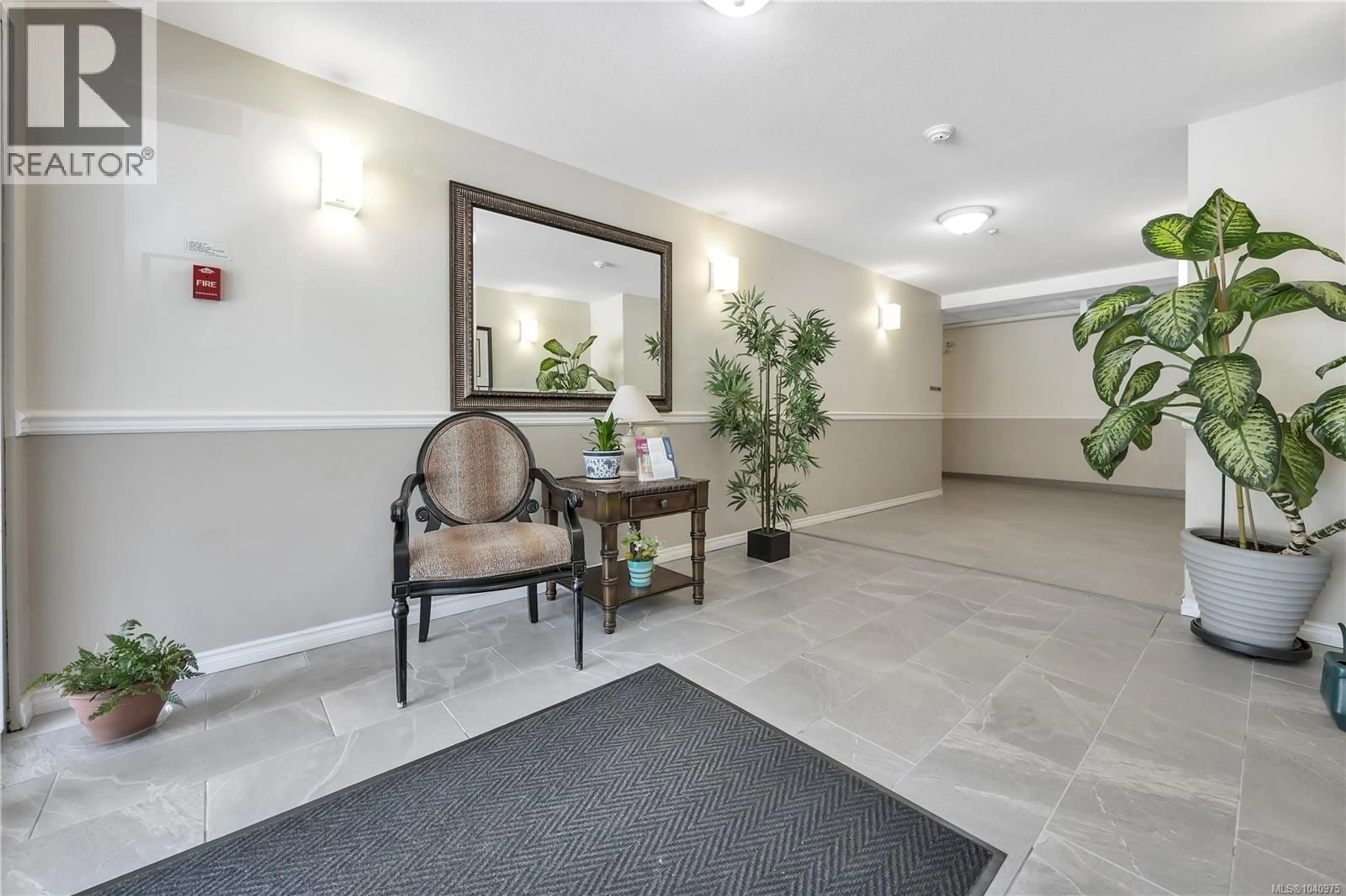 Indoor foyer for 302 - 1631 DUFFERIN CRESCENT, Nanaimo British Columbia V9S5T4