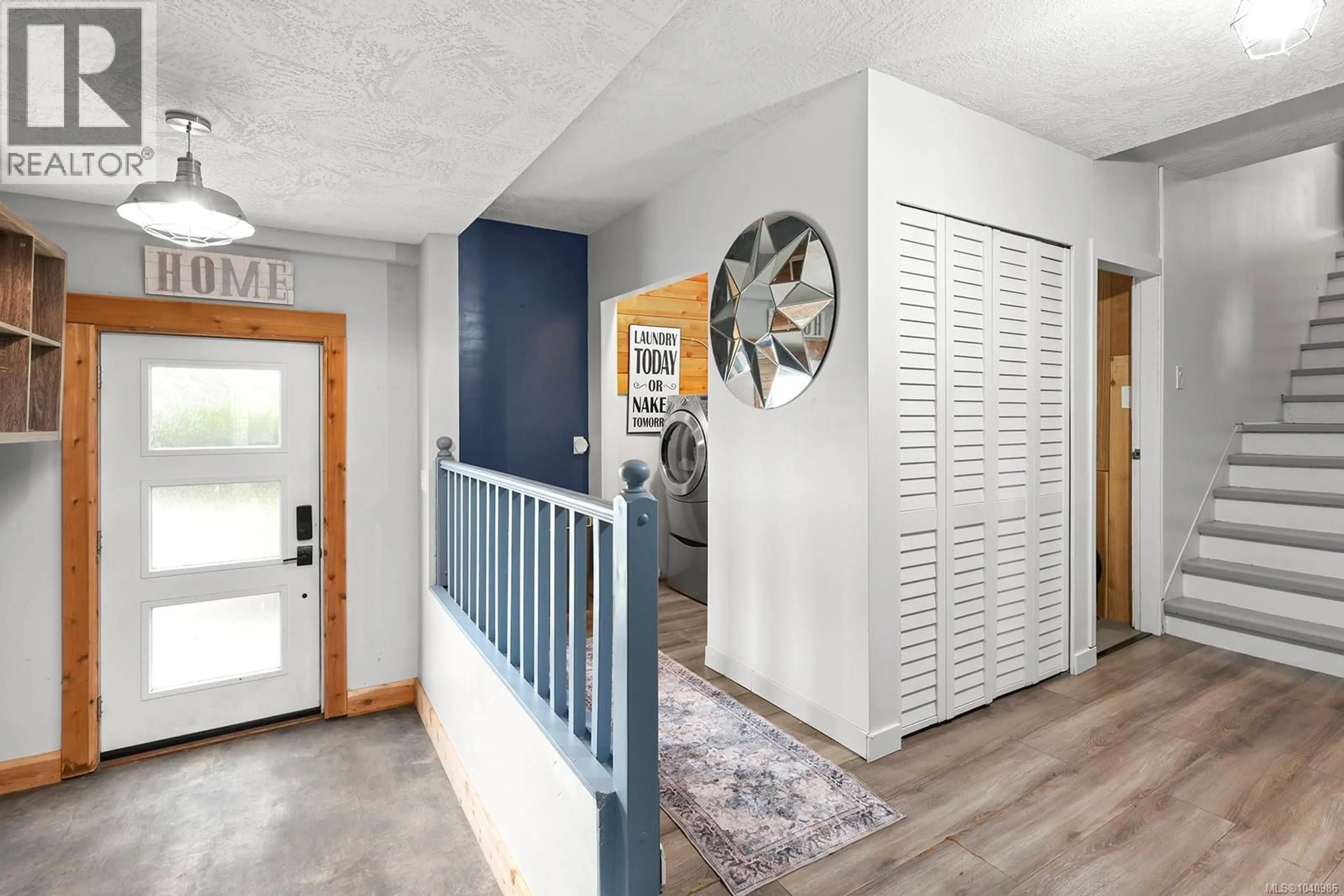 Indoor entryway for 3863 HOWARD AVENUE, Royston British Columbia V0R2V0