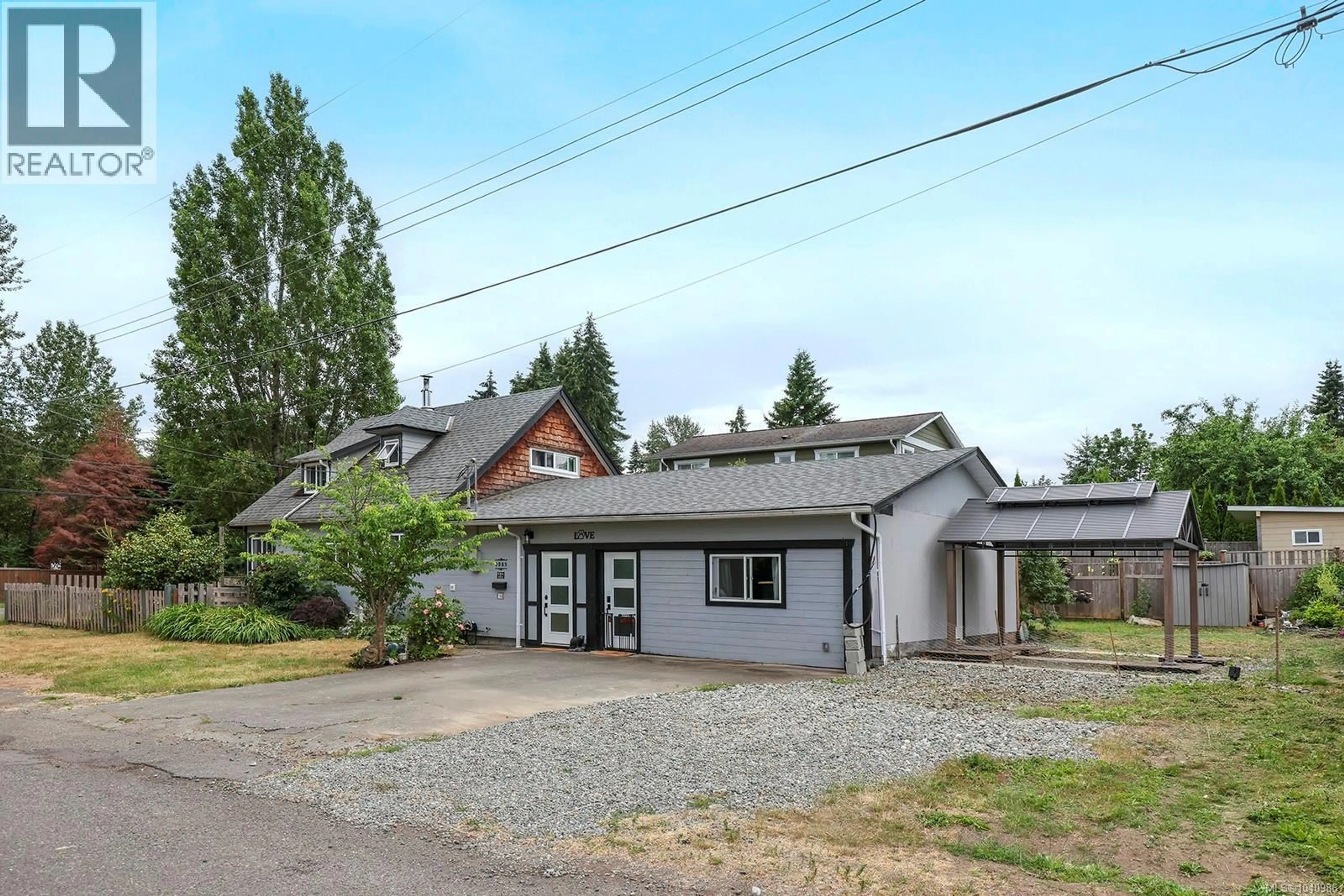 A pic from outside/outdoor area/front of a property/back of a property/a pic from drone, street for 3863 HOWARD AVENUE, Royston British Columbia V0R2V0