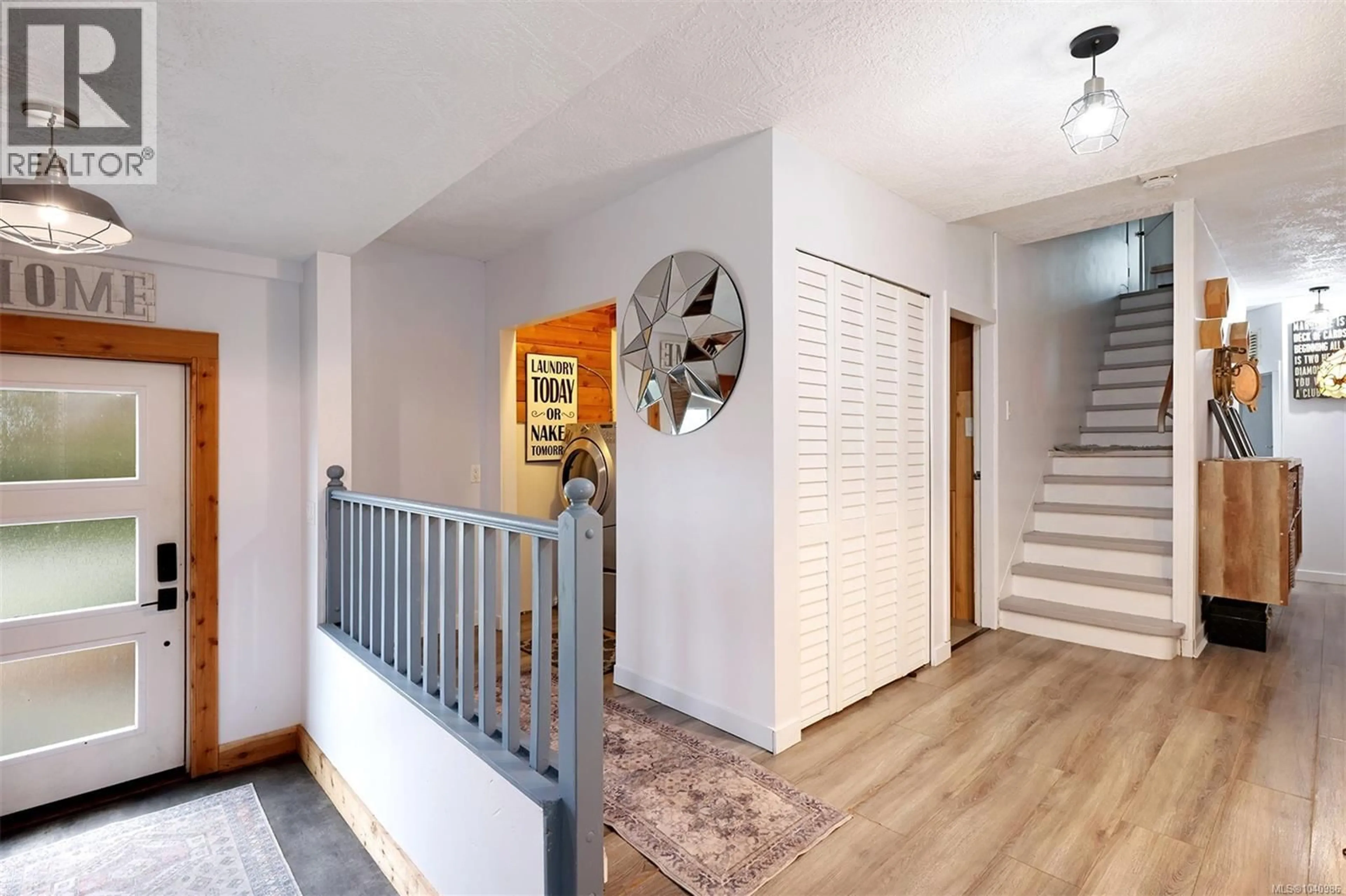 Indoor foyer for 3863 HOWARD AVENUE, Royston British Columbia V0R2V0