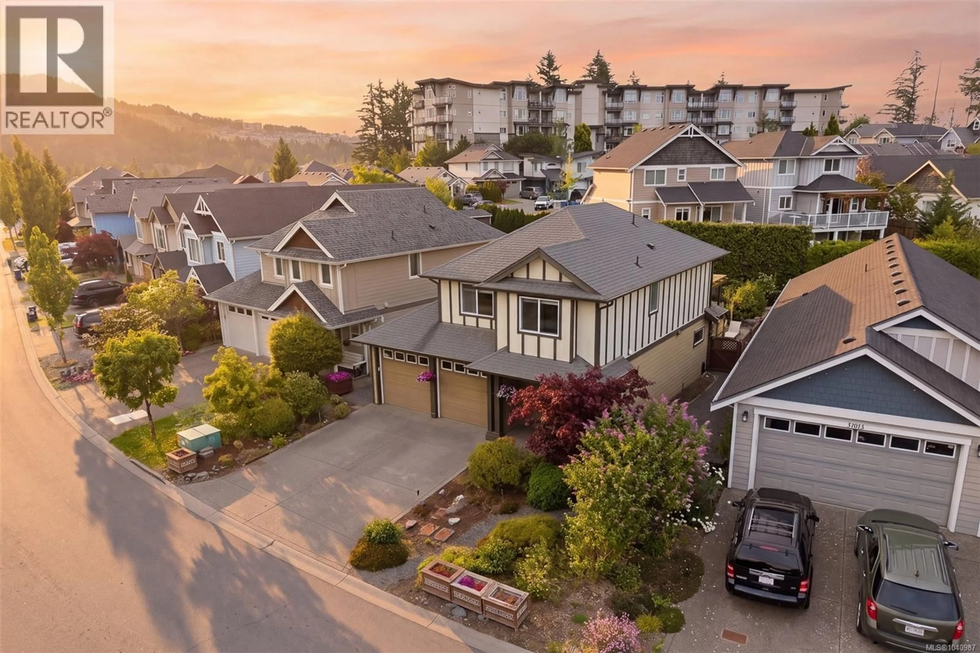 A pic from outside/outdoor area/front of a property/back of a property/a pic from drone, mountain view for 2997 ALOUETTE DRIVE, Langford British Columbia V9B0M6