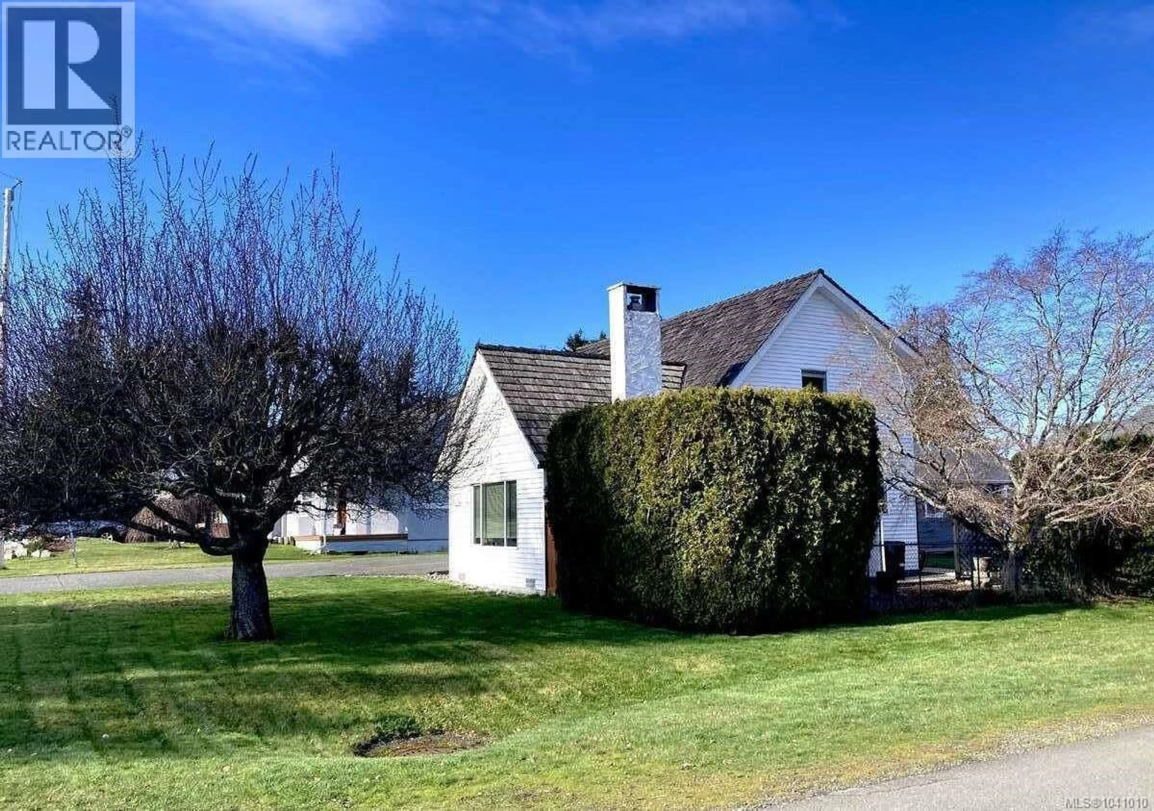 A pic from outside/outdoor area/front of a property/back of a property/a pic from drone, street for 1 SYLVAN CRESCENT, Parksville British Columbia V9P1H1