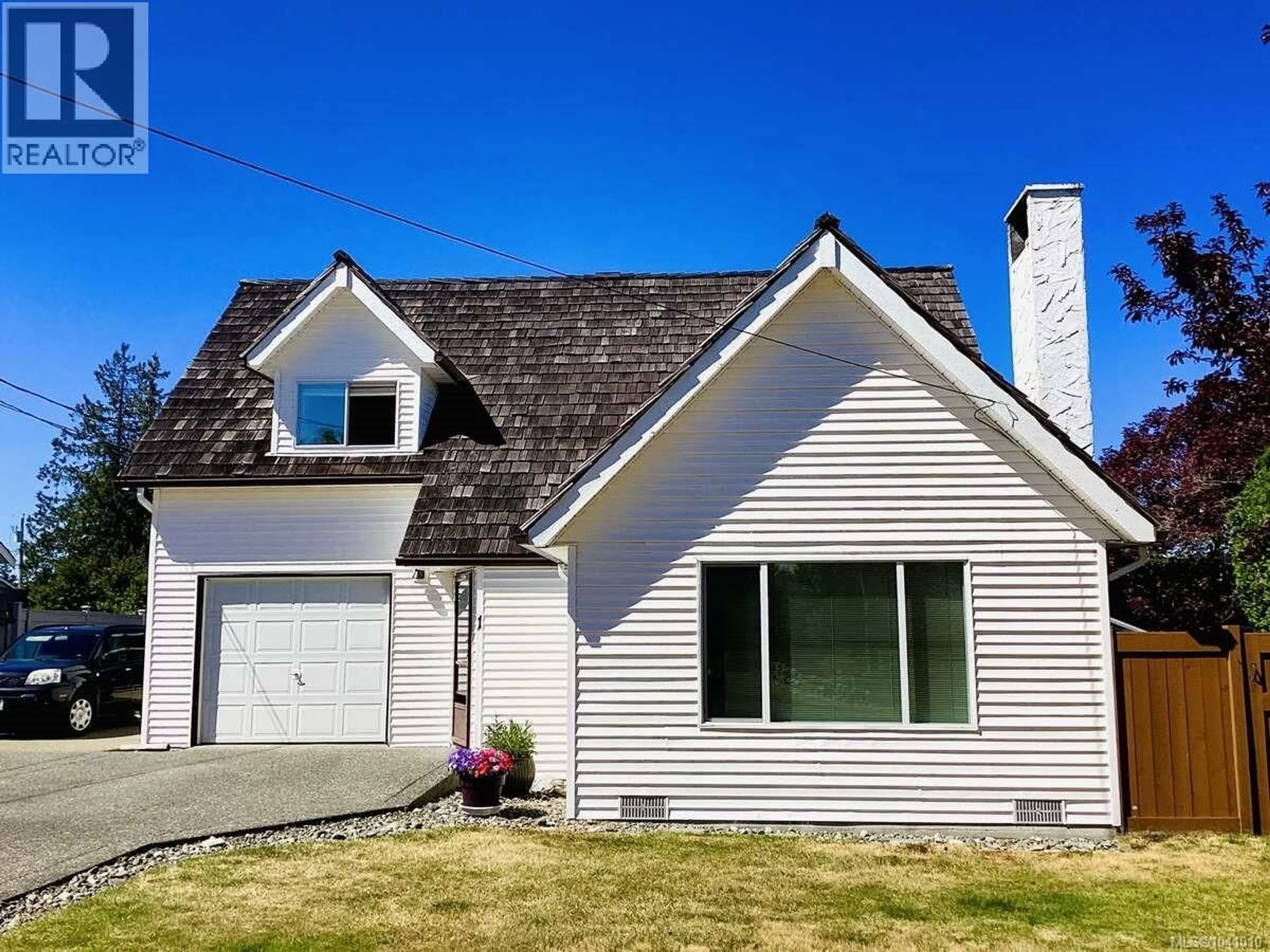 Home with vinyl exterior material, street for 1 SYLVAN CRESCENT, Parksville British Columbia V9P1H1