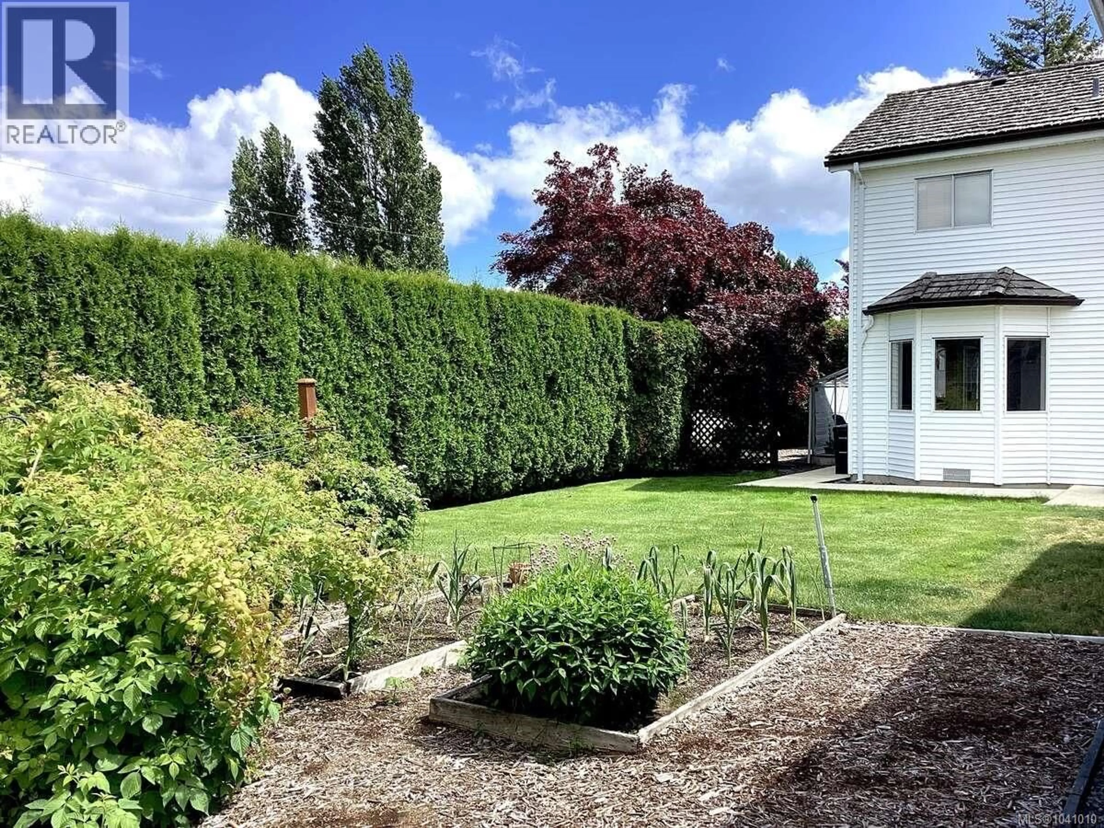 A pic from outside/outdoor area/front of a property/back of a property/a pic from drone, street for 1 SYLVAN CRESCENT, Parksville British Columbia V9P1H1