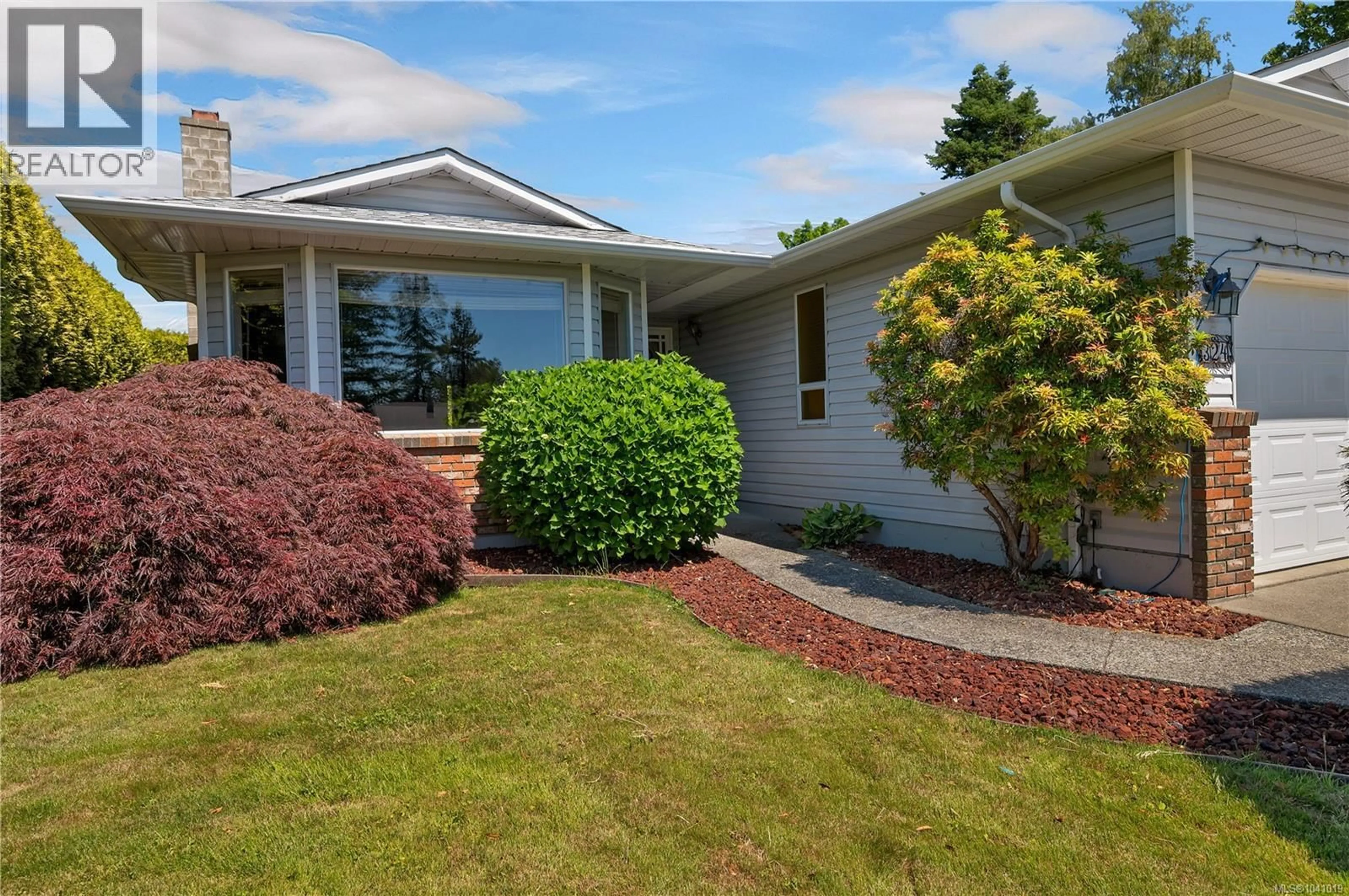 Home with vinyl exterior material, street for 324 PARKWAY DRIVE, Campbell River British Columbia V9W1W7