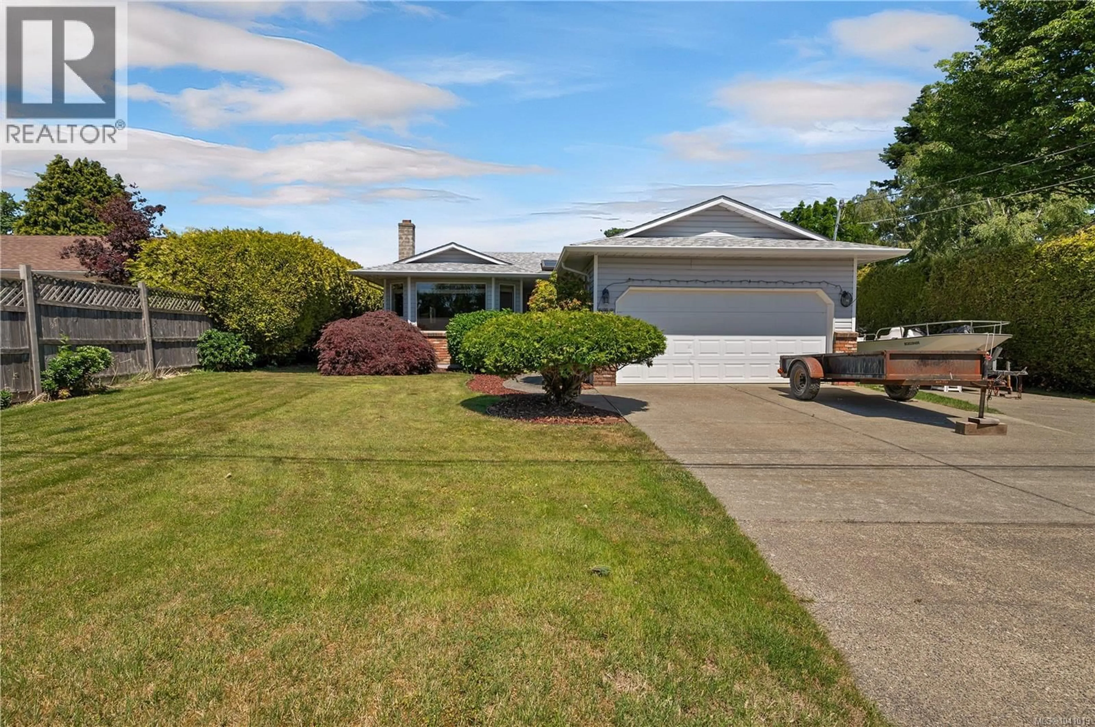 Home with vinyl exterior material, street for 324 PARKWAY DRIVE, Campbell River British Columbia V9W1W7