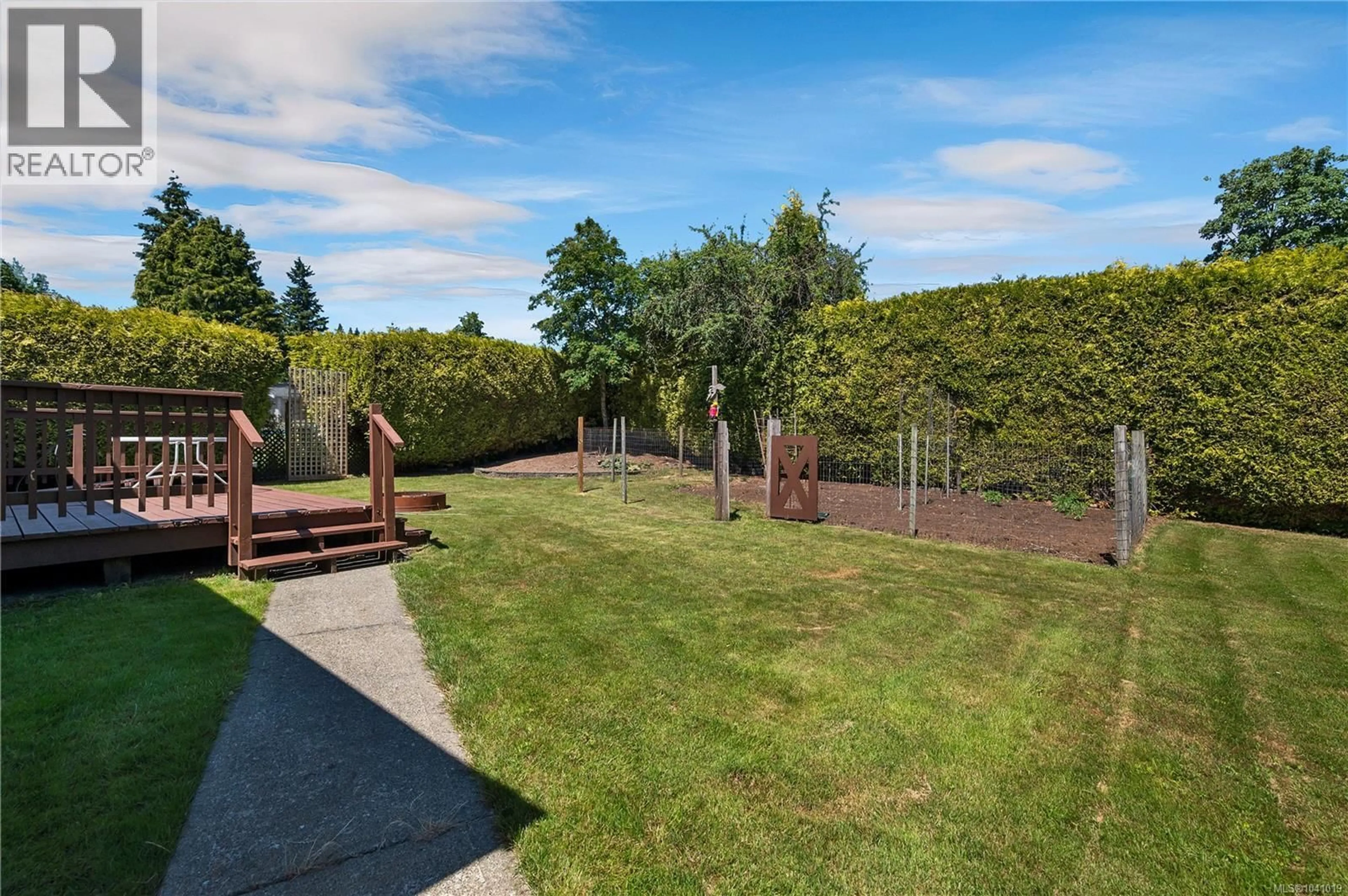 A pic from outside/outdoor area/front of a property/back of a property/a pic from drone, forest/trees view for 324 PARKWAY DRIVE, Campbell River British Columbia V9W1W7