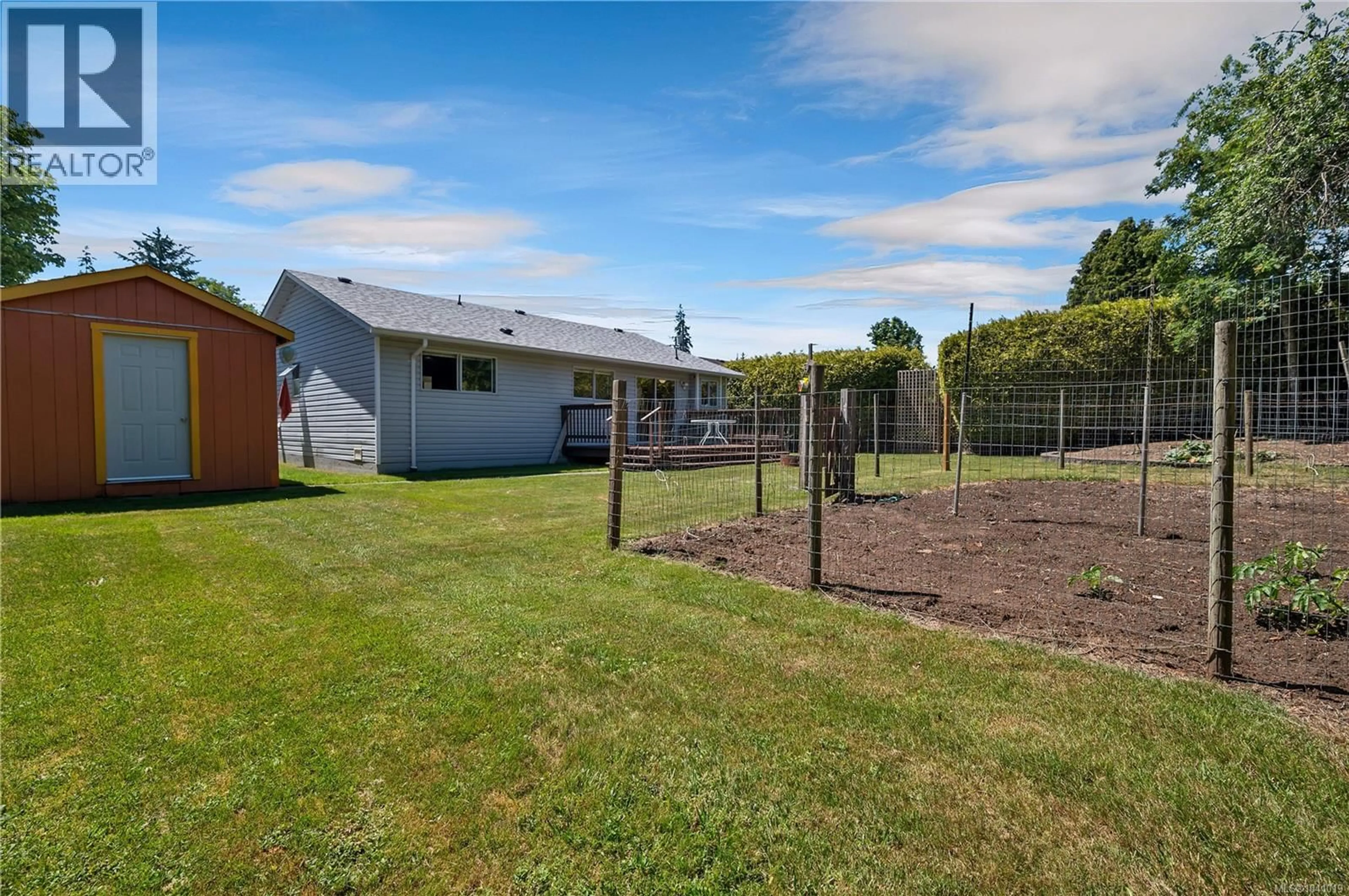 A pic from outside/outdoor area/front of a property/back of a property/a pic from drone, unknown for 324 PARKWAY DRIVE, Campbell River British Columbia V9W1W7