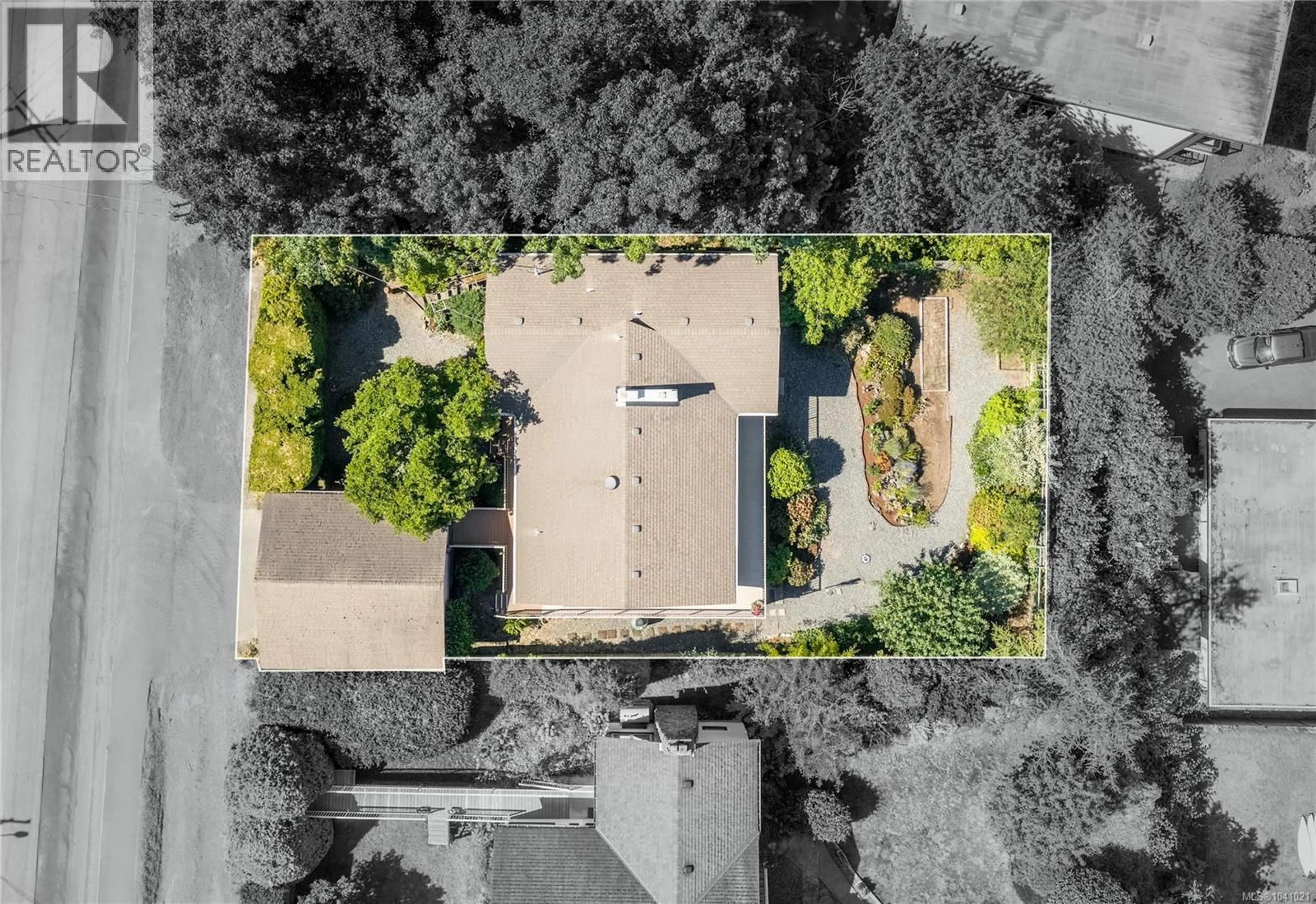A pic from outside/outdoor area/front of a property/back of a property/a pic from drone, street for 2640 DEPARTURE BAY ROAD, Nanaimo British Columbia V9S3W5