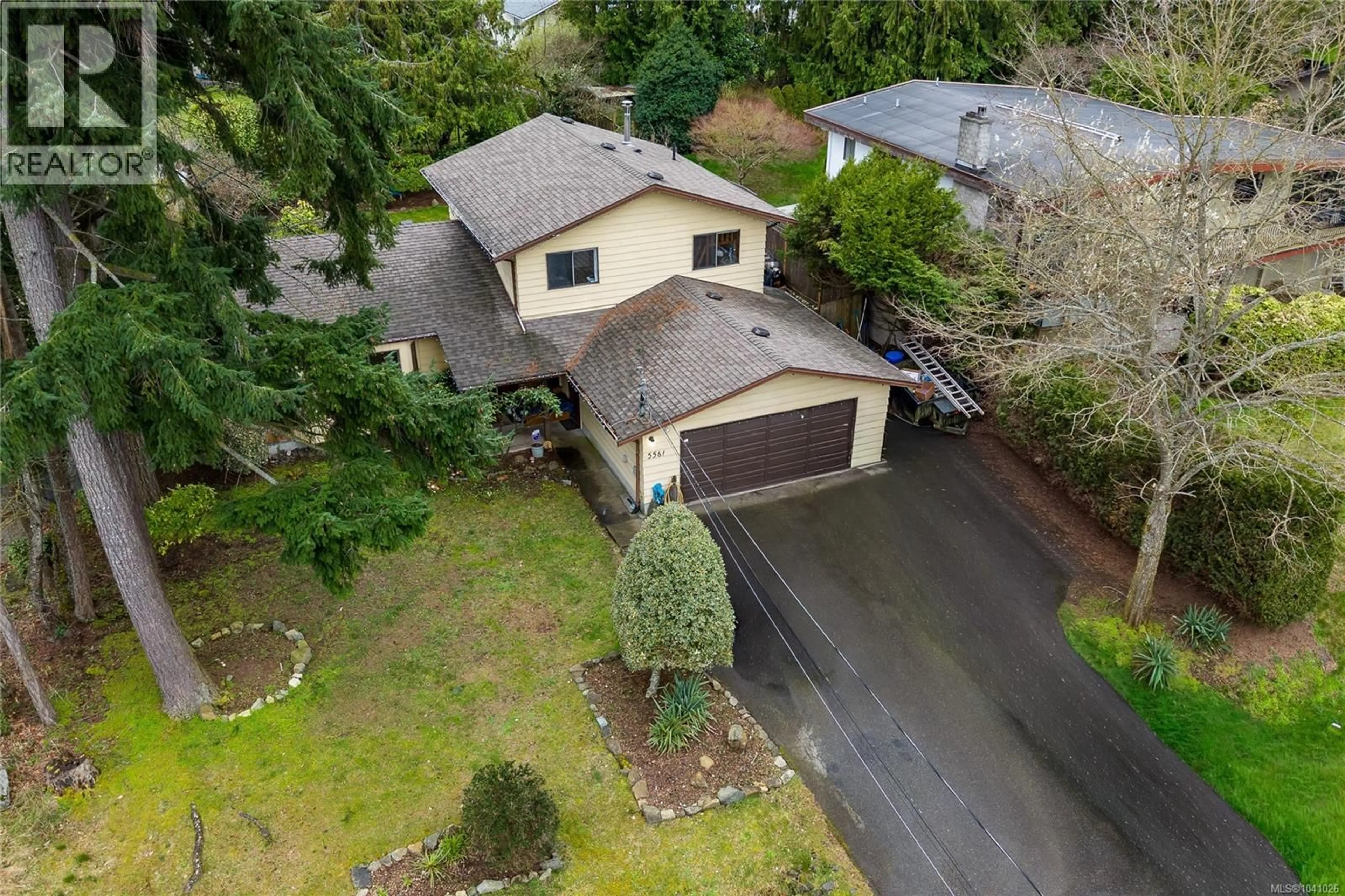 A pic from outside/outdoor area/front of a property/back of a property/a pic from drone, street for 5561 WESTDALE ROAD, Nanaimo British Columbia V9V1G4