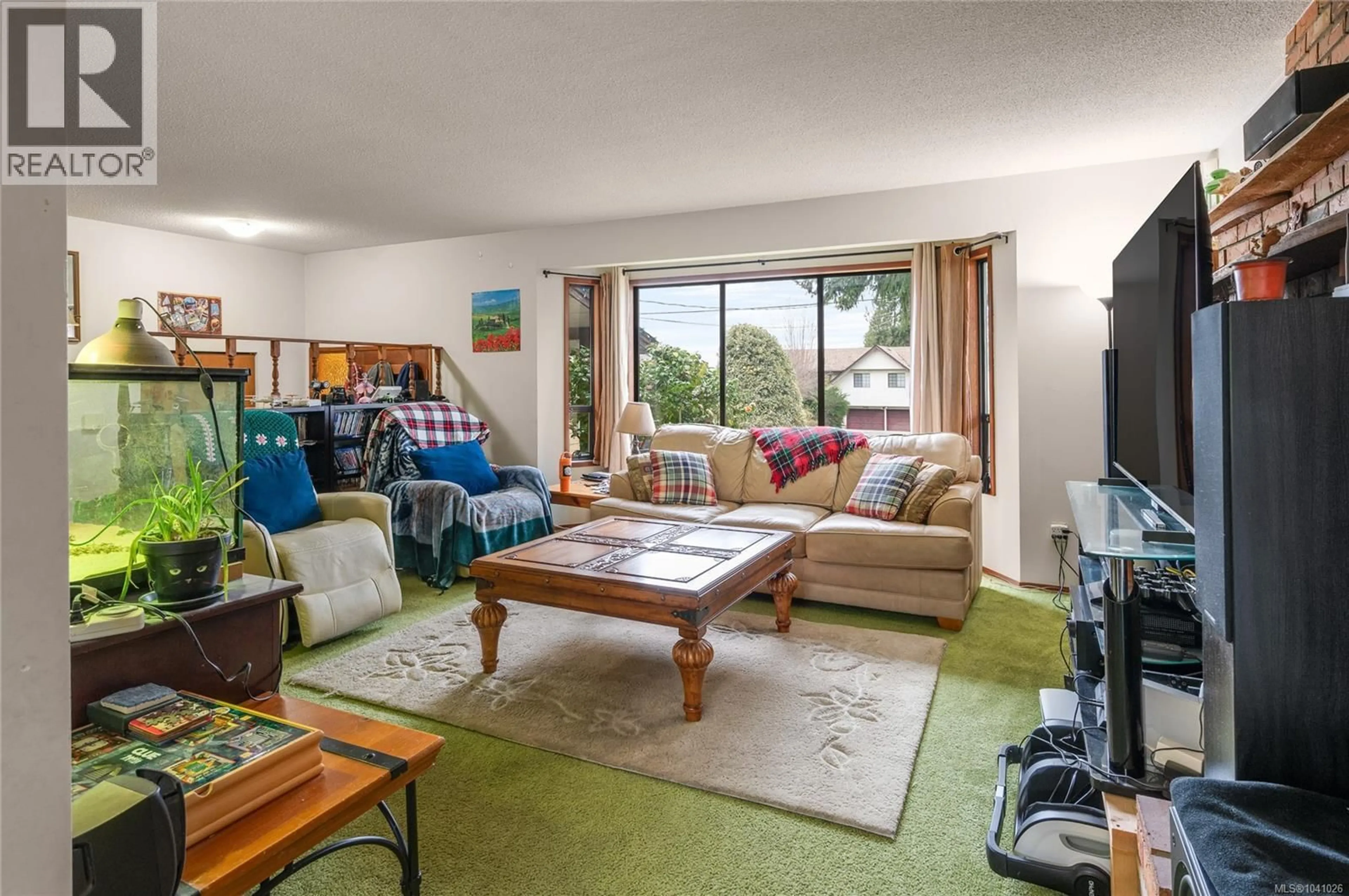 Living room with furniture, carpet floor for 5561 WESTDALE ROAD, Nanaimo British Columbia V9V1G4
