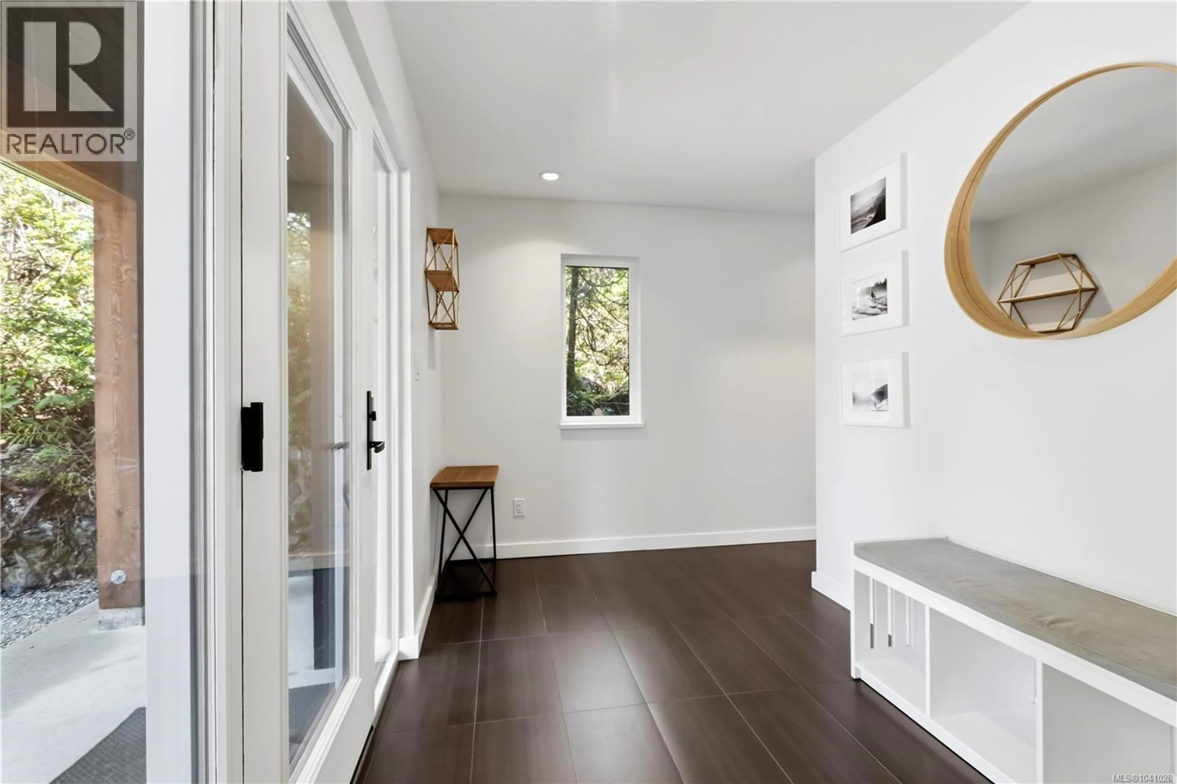 Indoor entryway for 823 LORNE WHITE PLACE, Ucluelet British Columbia V0R3A0
