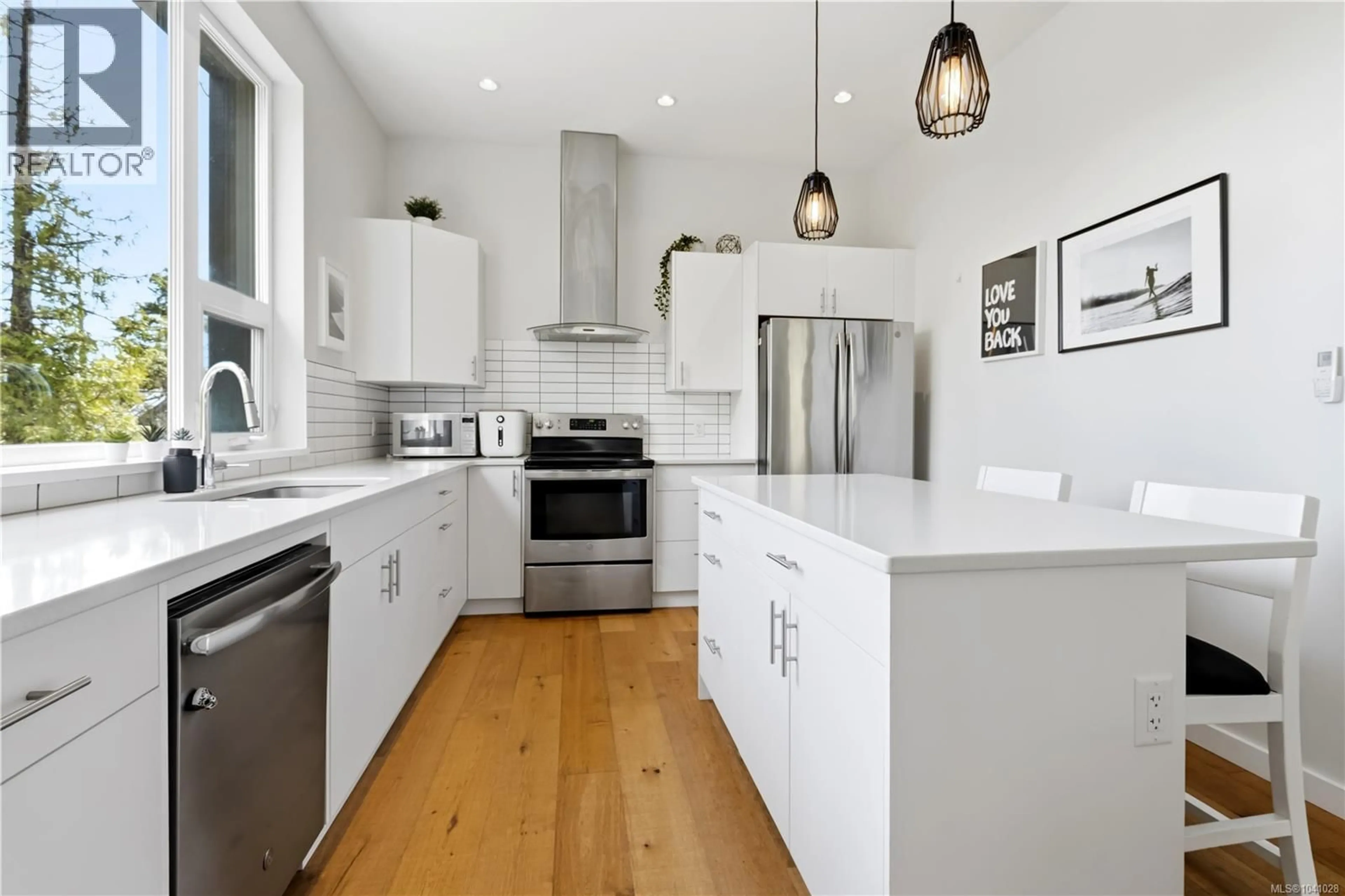 Contemporary kitchen, unknown for 823 LORNE WHITE PLACE, Ucluelet British Columbia V0R3A0