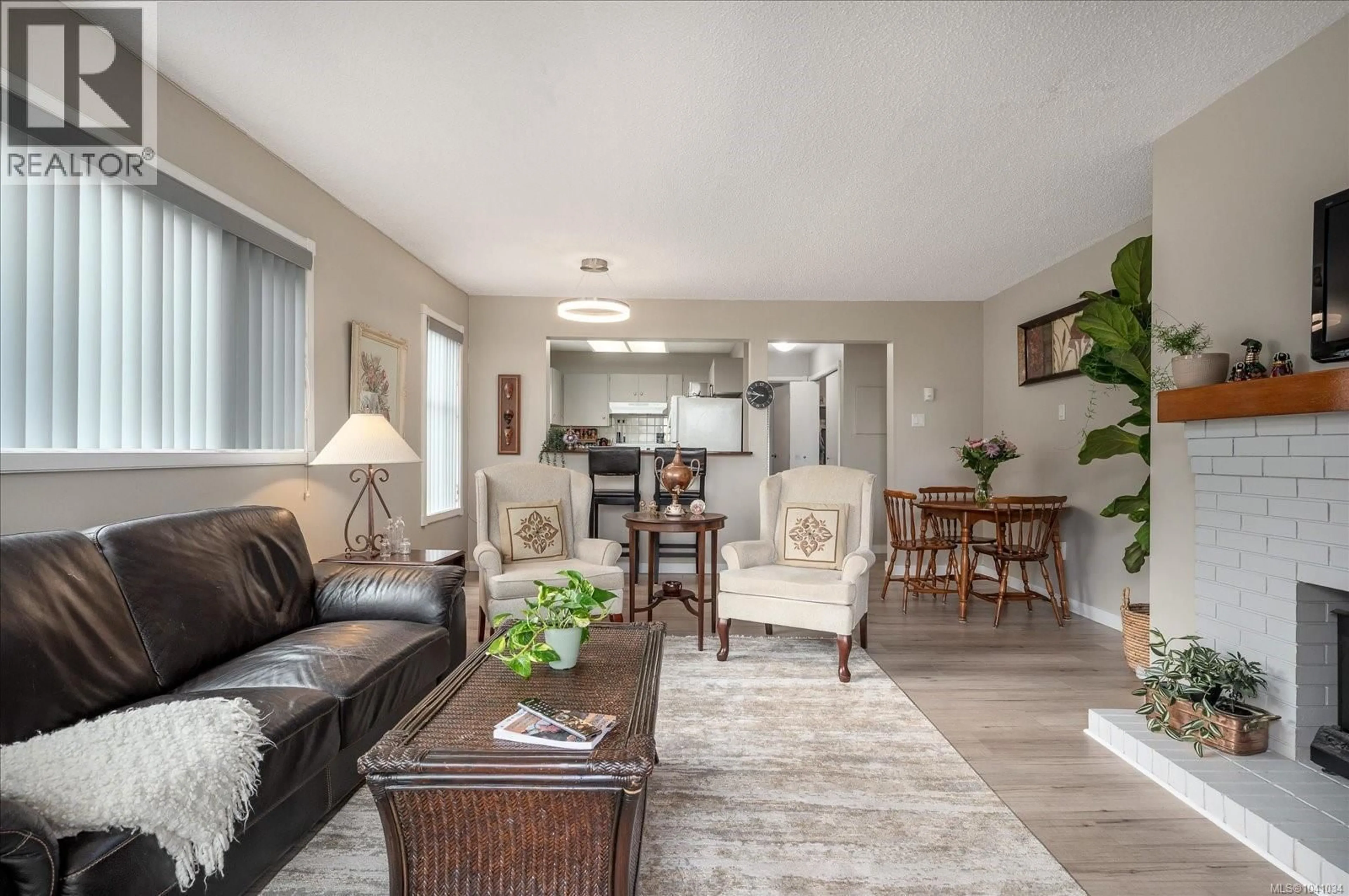 Living room with furniture, unknown for 201 - 309 MORISON AVENUE, Parksville British Columbia V9P1M6