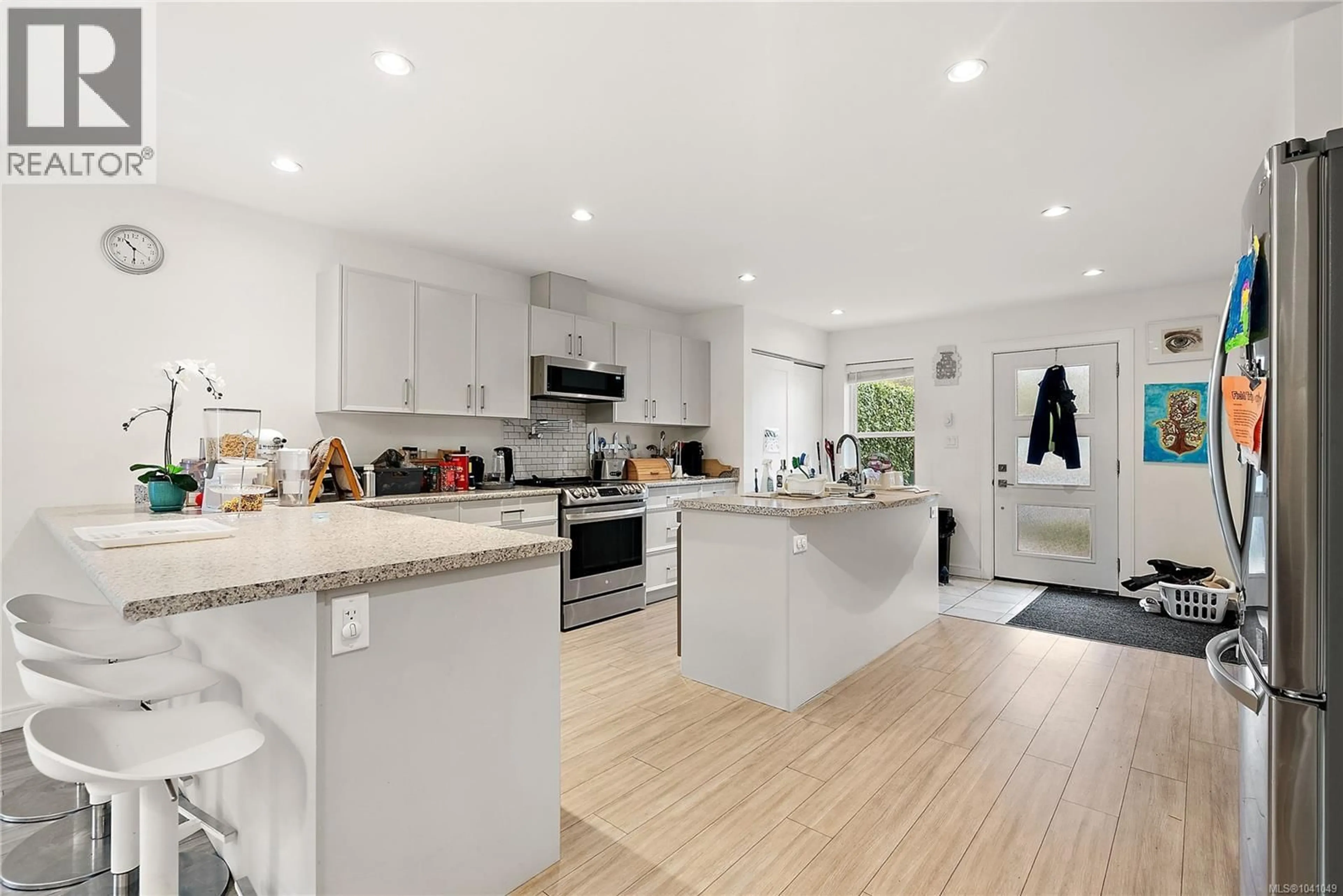 Open concept kitchen, unknown for 1360 HASTINGS STREET, Saanich British Columbia V8Z2W2