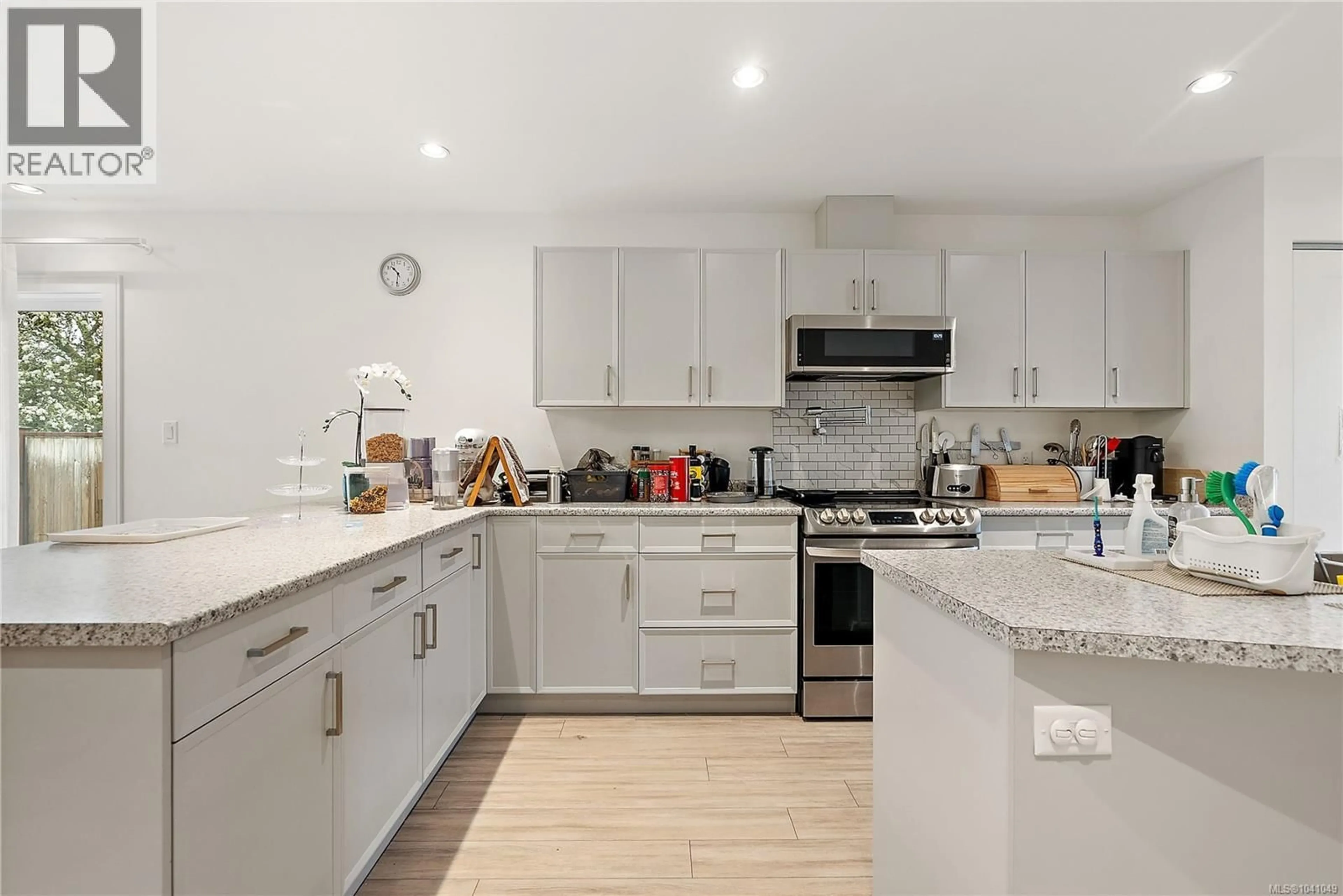 Open concept kitchen, unknown for 1360 HASTINGS STREET, Saanich British Columbia V8Z2W2