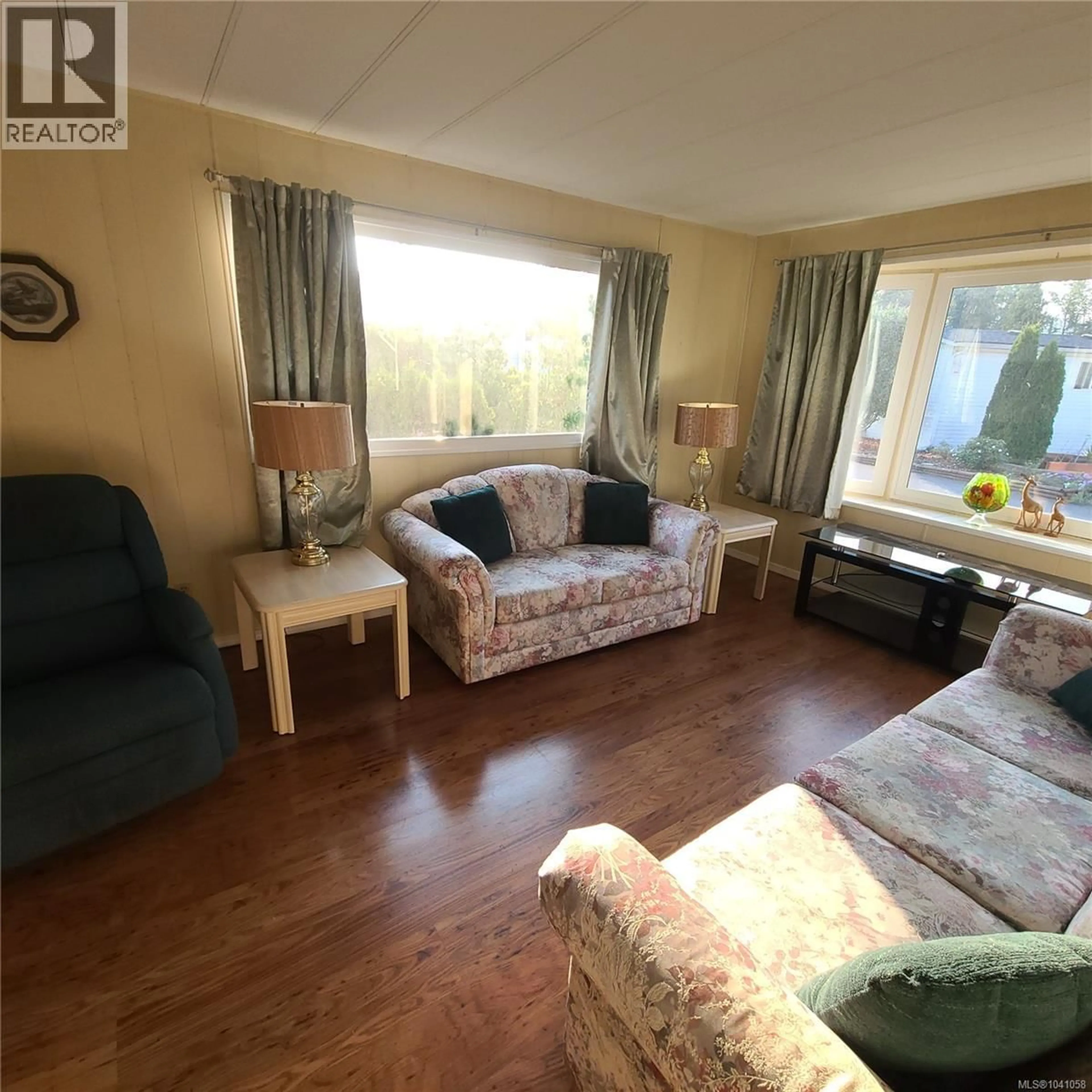 Living room with furniture, wood/laminate floor for 237 - 2885 BOYS ROAD, Duncan British Columbia V9L4Y9
