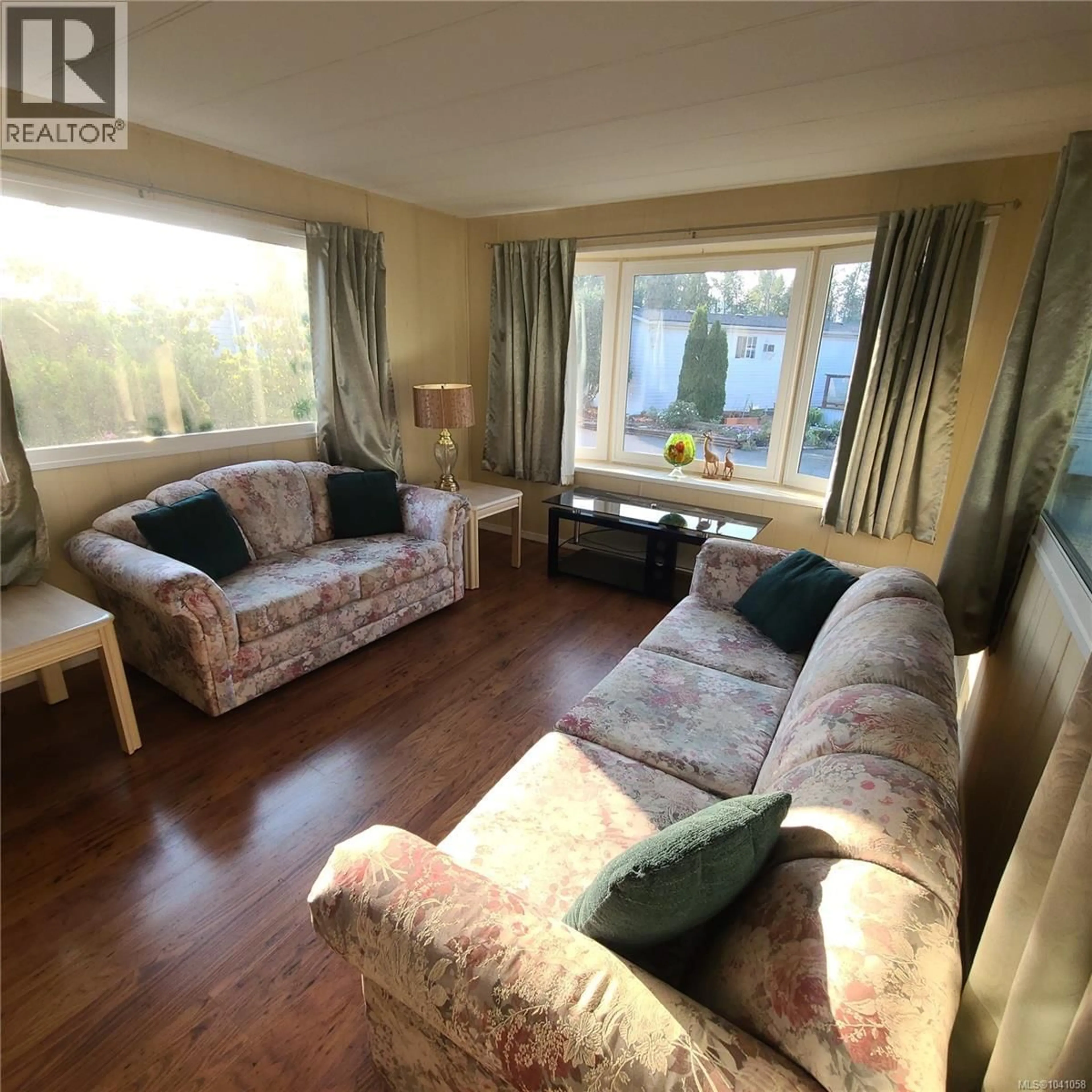Living room with furniture, wood/laminate floor for 237 - 2885 BOYS ROAD, Duncan British Columbia V9L4Y9