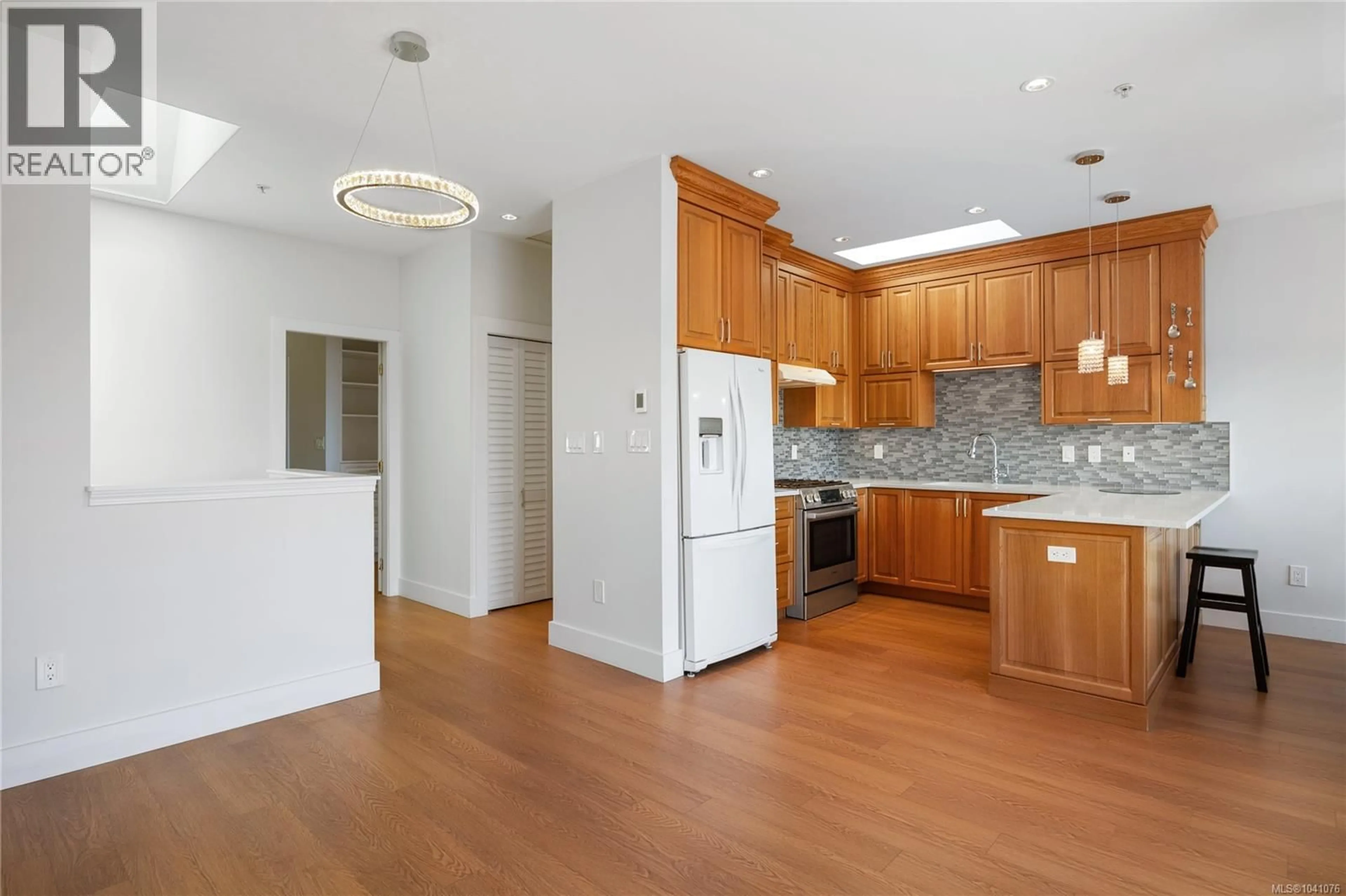 Open concept kitchen, wood/laminate floor for 22 - 126 HALLOWELL ROAD, View Royal British Columbia V9A7K2