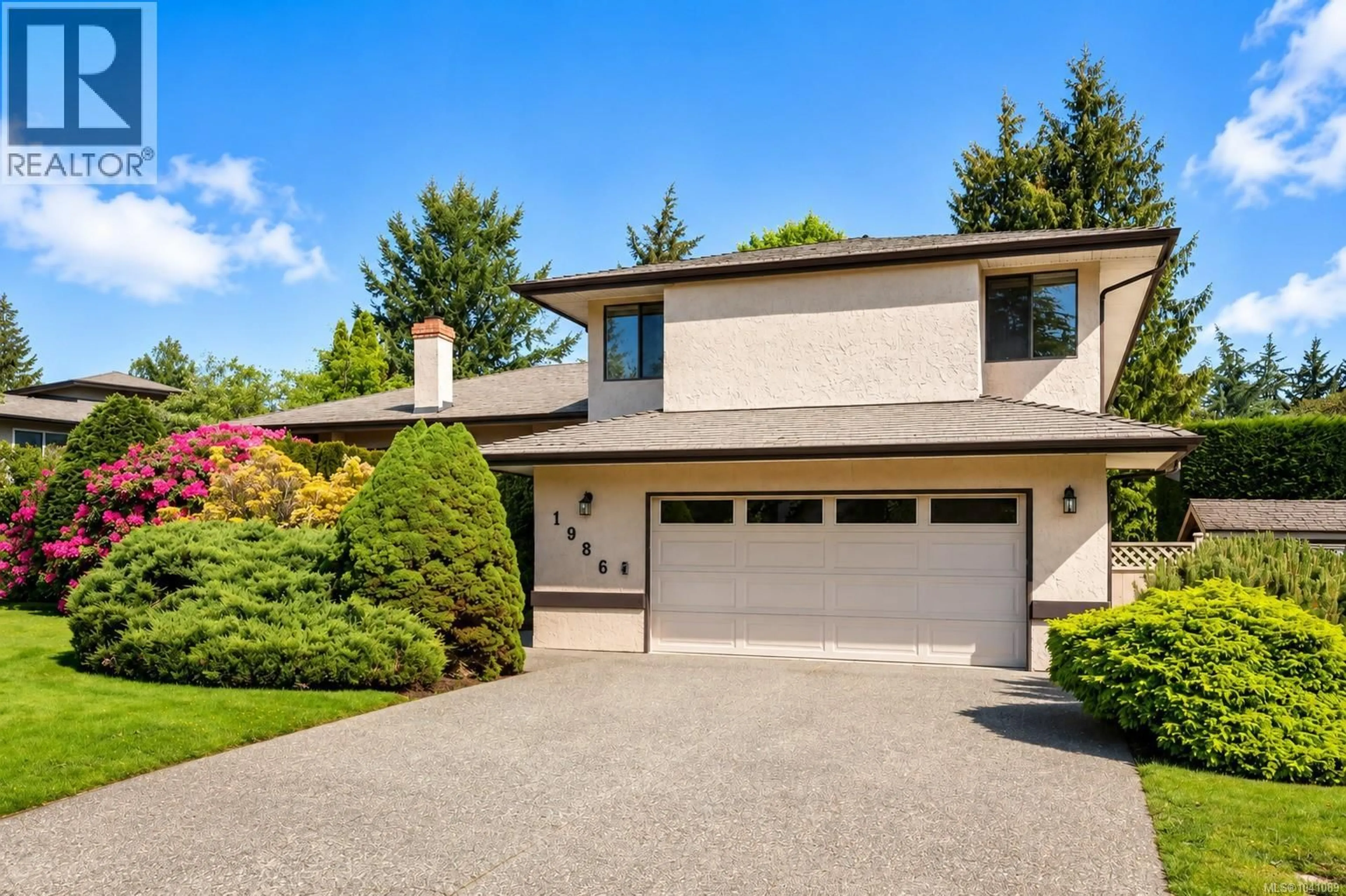 Home with vinyl exterior material, street for 1986 WENMAN DRIVE, Saanich British Columbia V8N2P8
