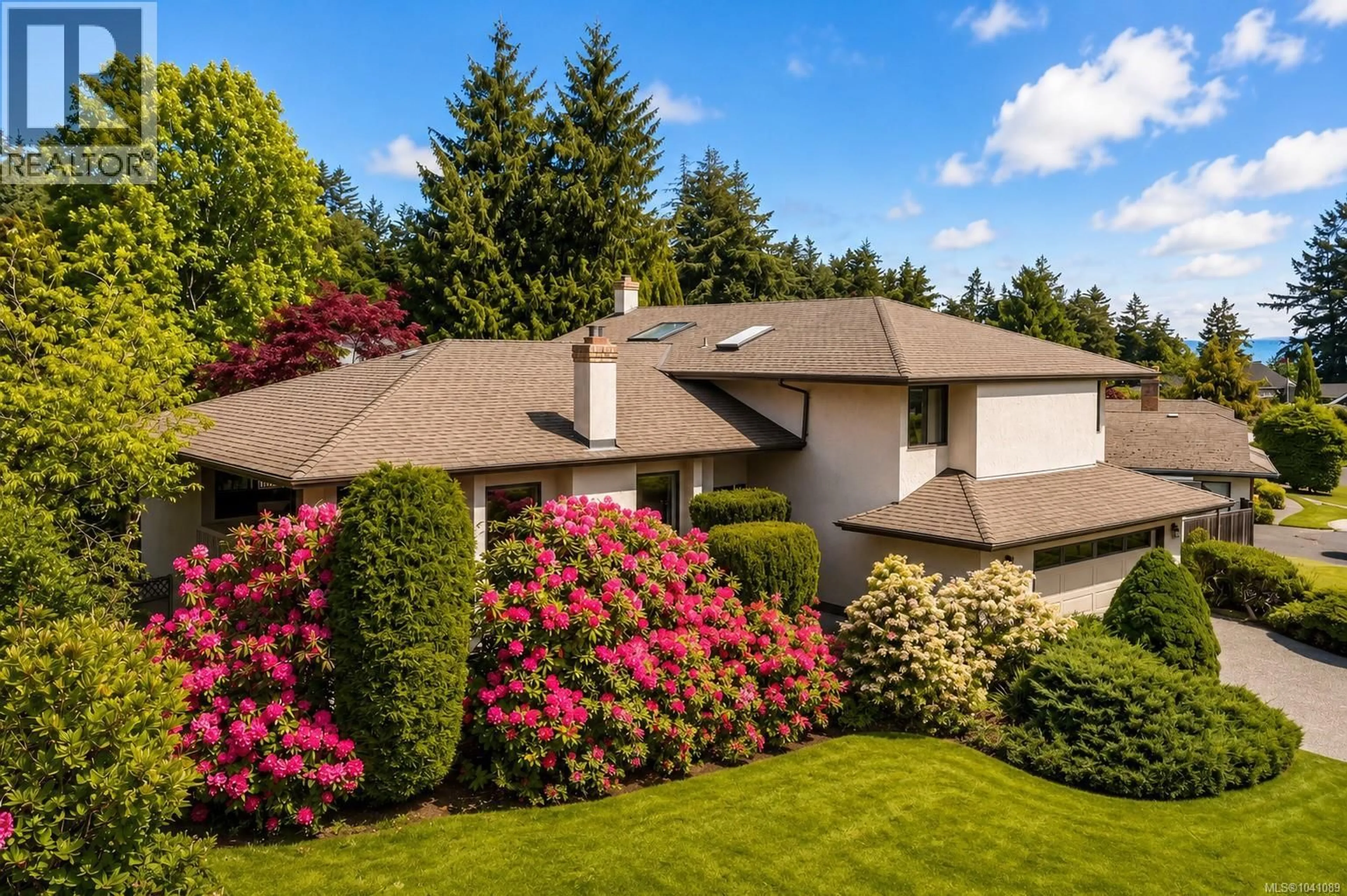 Home with vinyl exterior material, unknown for 1986 WENMAN DRIVE, Saanich British Columbia V8N2P8