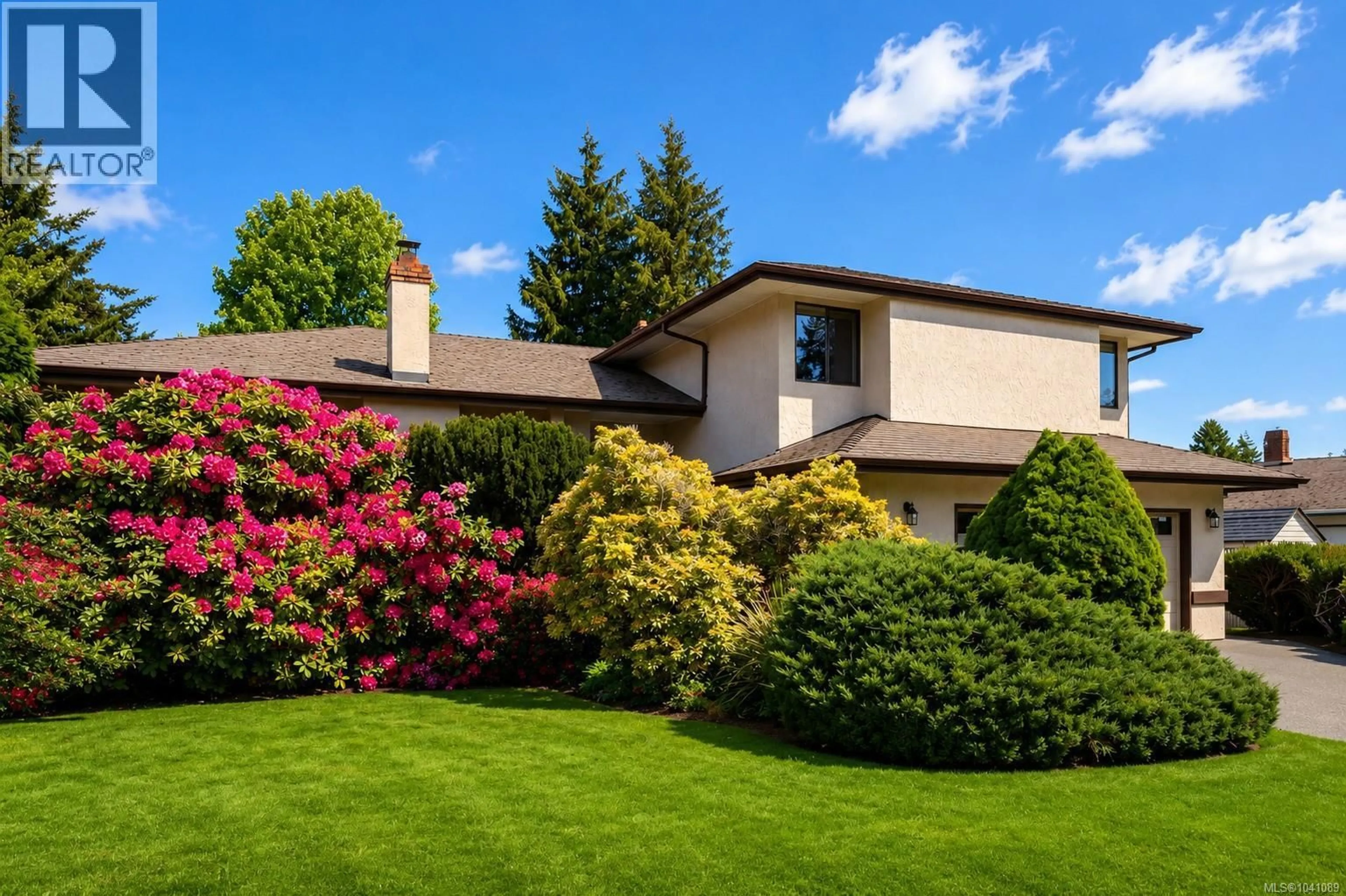 Home with vinyl exterior material, street for 1986 WENMAN DRIVE, Saanich British Columbia V8N2P8