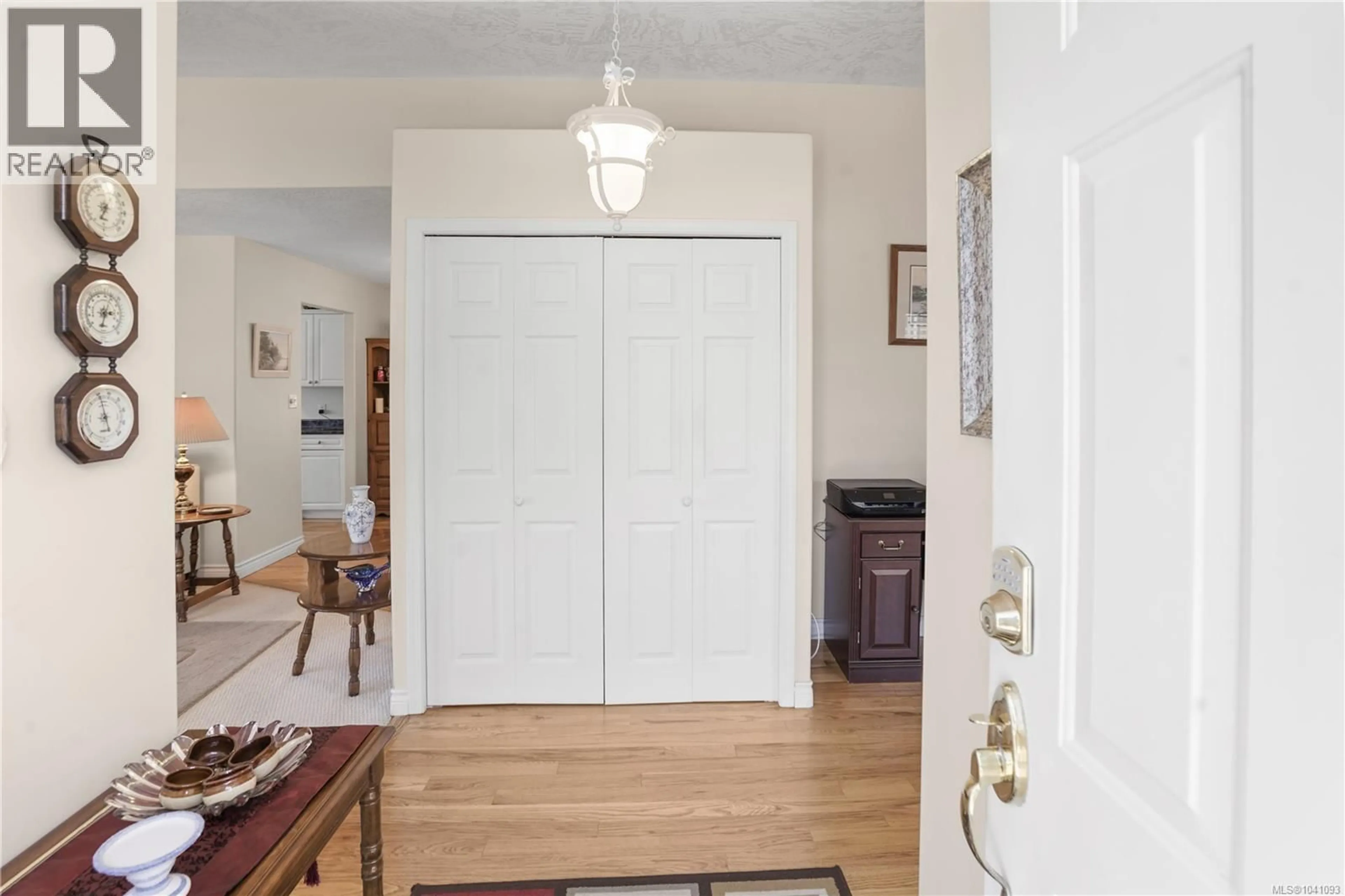Indoor entryway for 101 RAVEN COURT, View Royal British Columbia V9A7M2