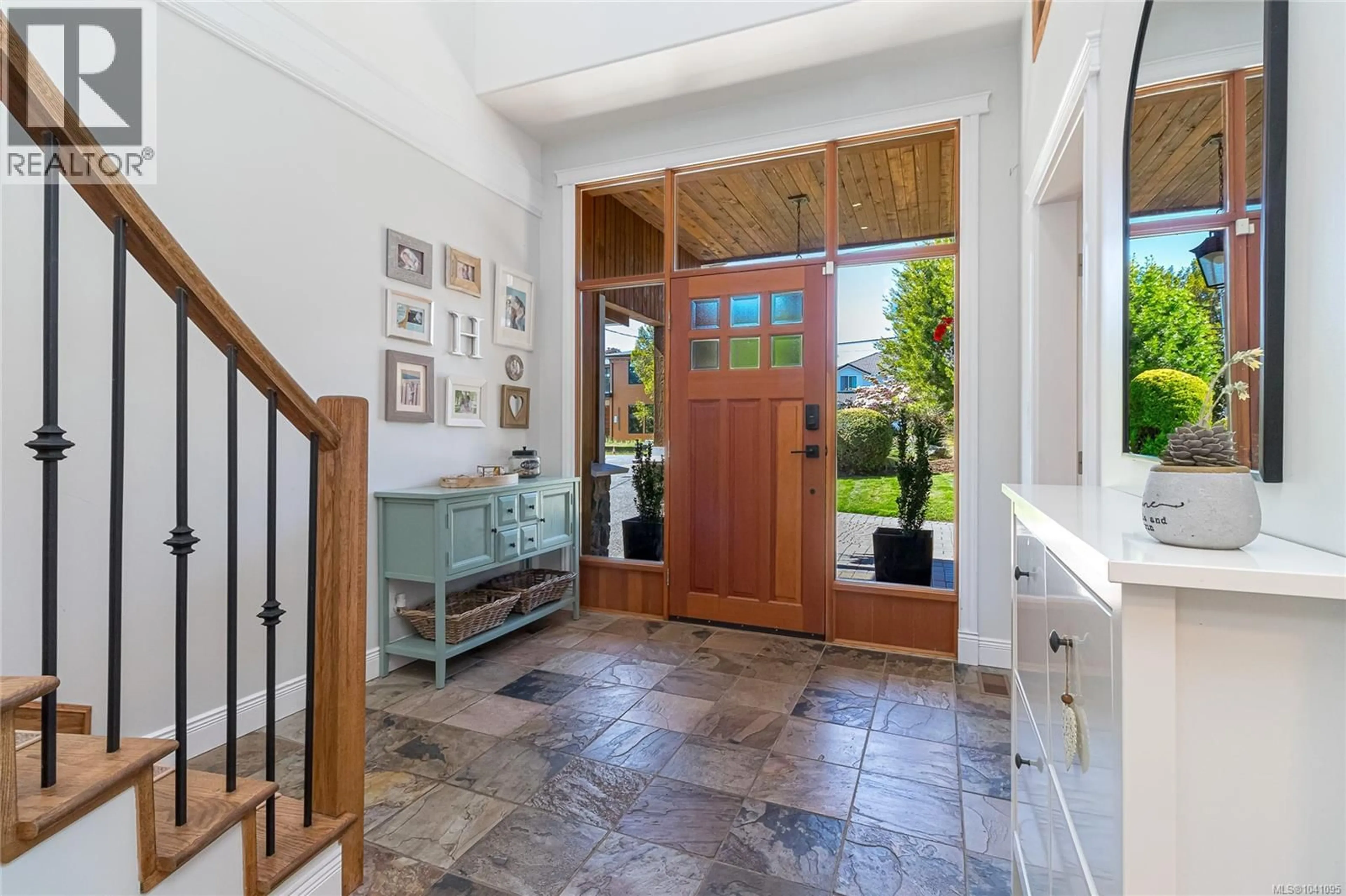 Indoor entryway for 1786 BARRIE ROAD, Saanich British Columbia V8N2W7