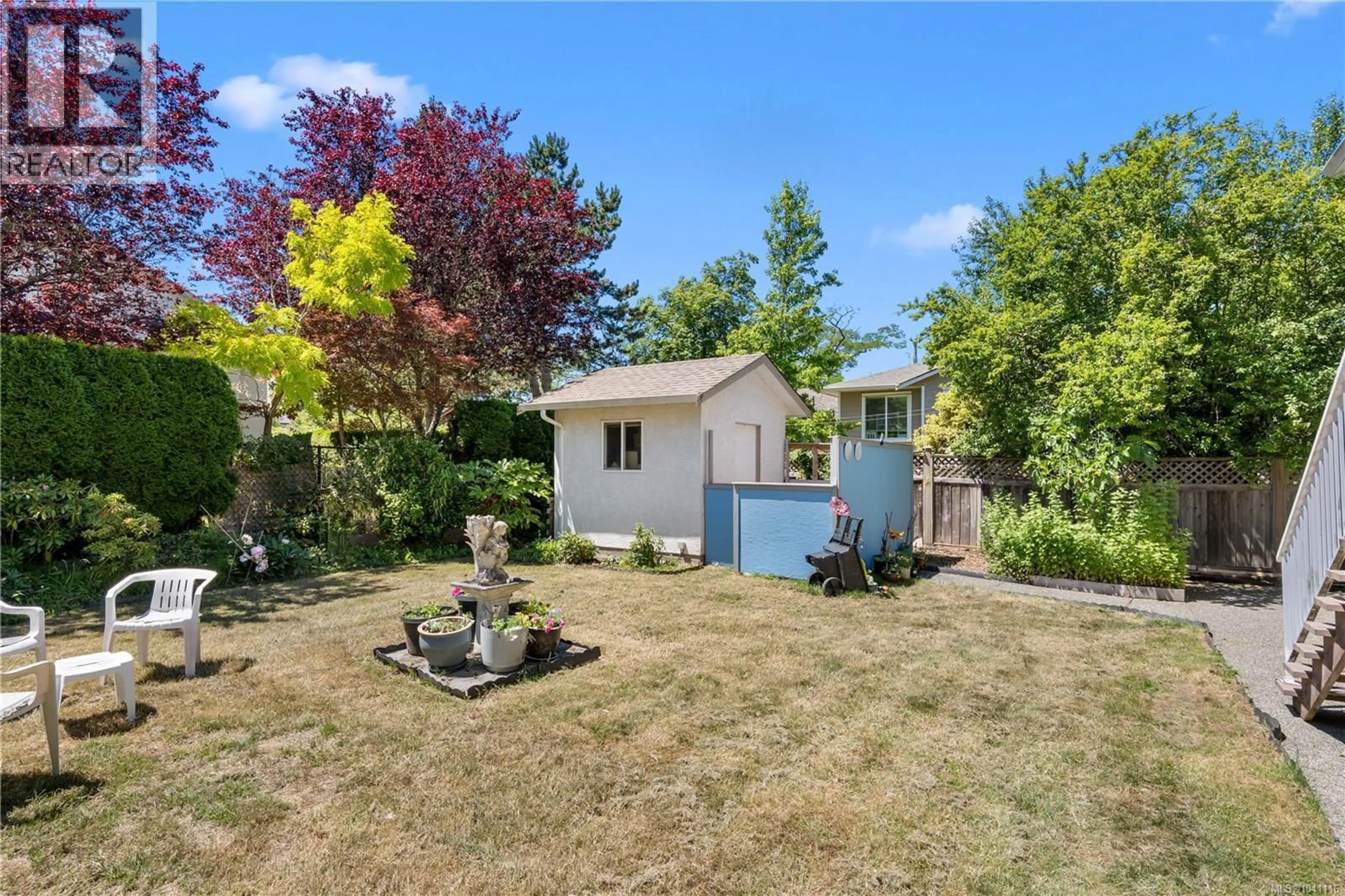 A pic from outside/outdoor area/front of a property/back of a property/a pic from drone, street for 1615 AGNEW AVENUE, Saanich British Columbia V8N6K6