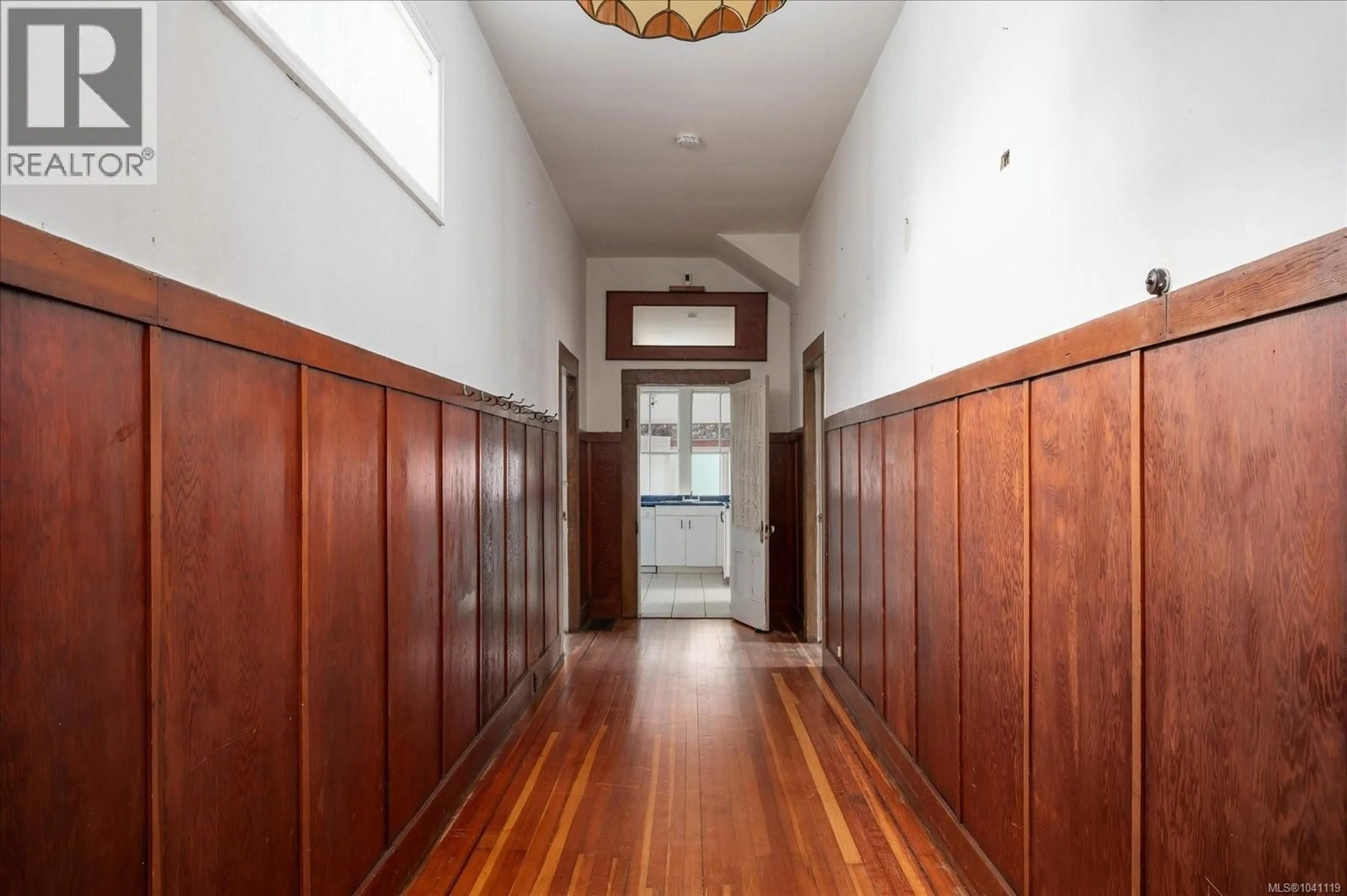 Indoor foyer for 55 HALIBURTON STREET, Nanaimo British Columbia V9R4V6