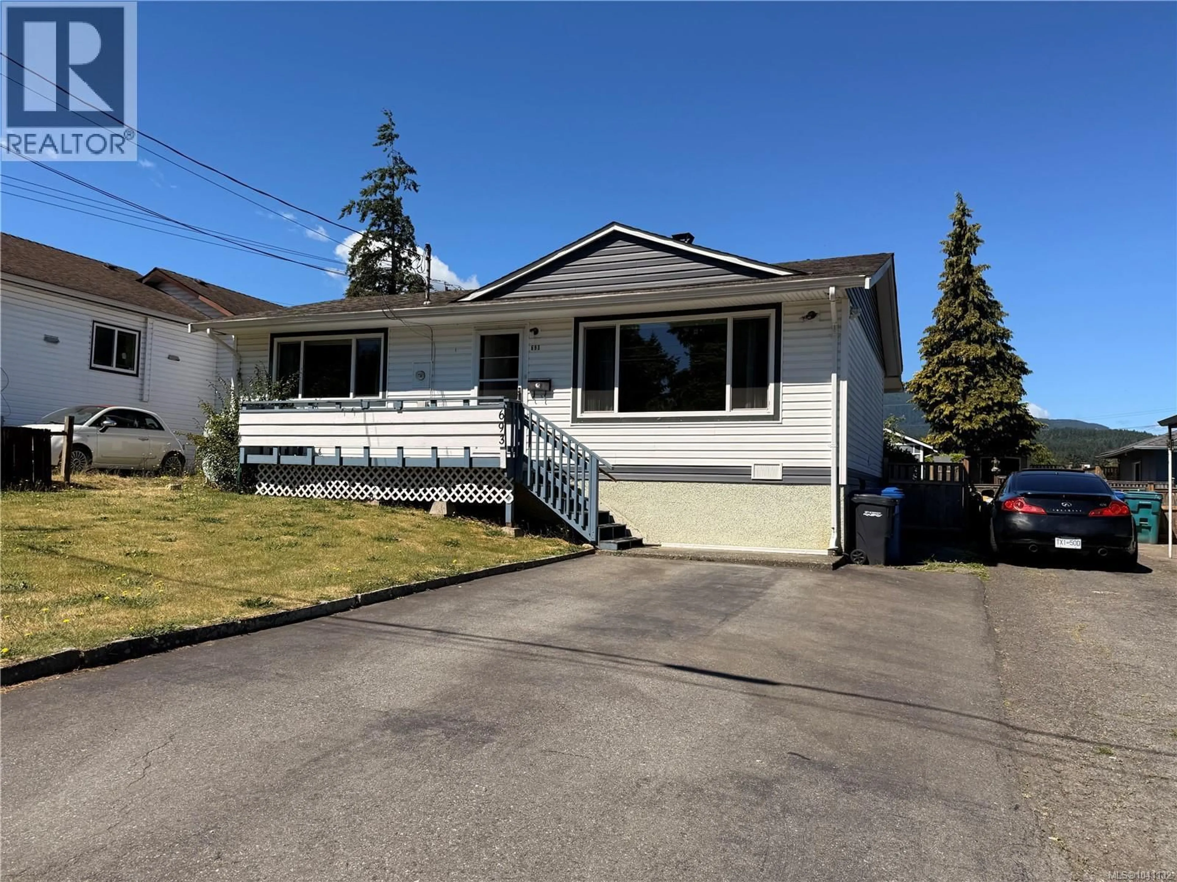 Home with vinyl exterior material, street for 693 PARK AVENUE, Nanaimo British Columbia V9R6S6