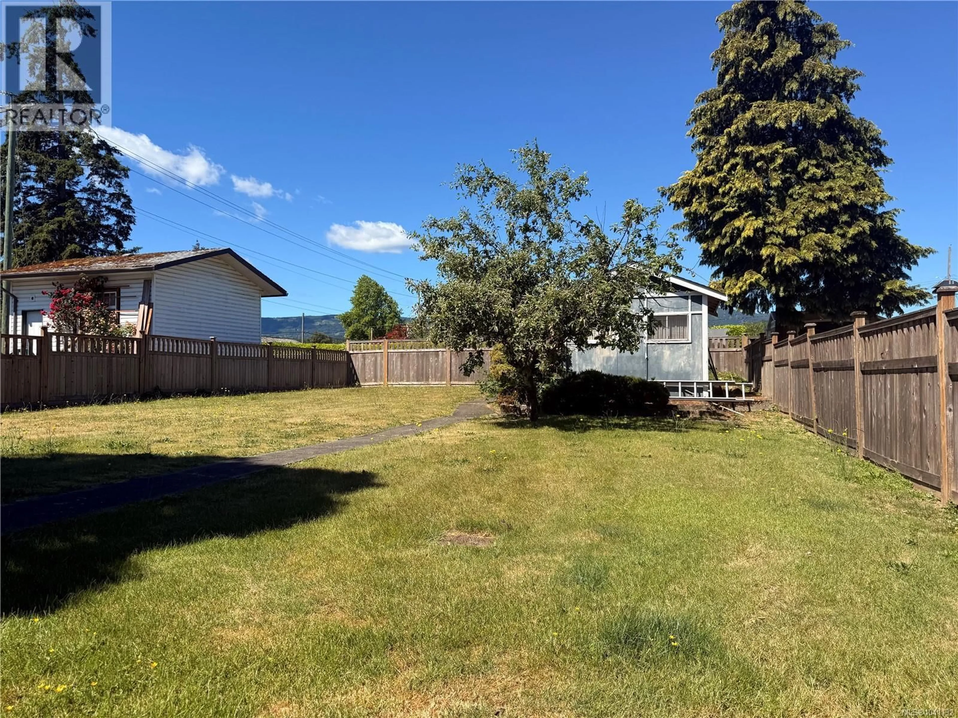 A pic from outside/outdoor area/front of a property/back of a property/a pic from drone, street for 693 PARK AVENUE, Nanaimo British Columbia V9R6S6