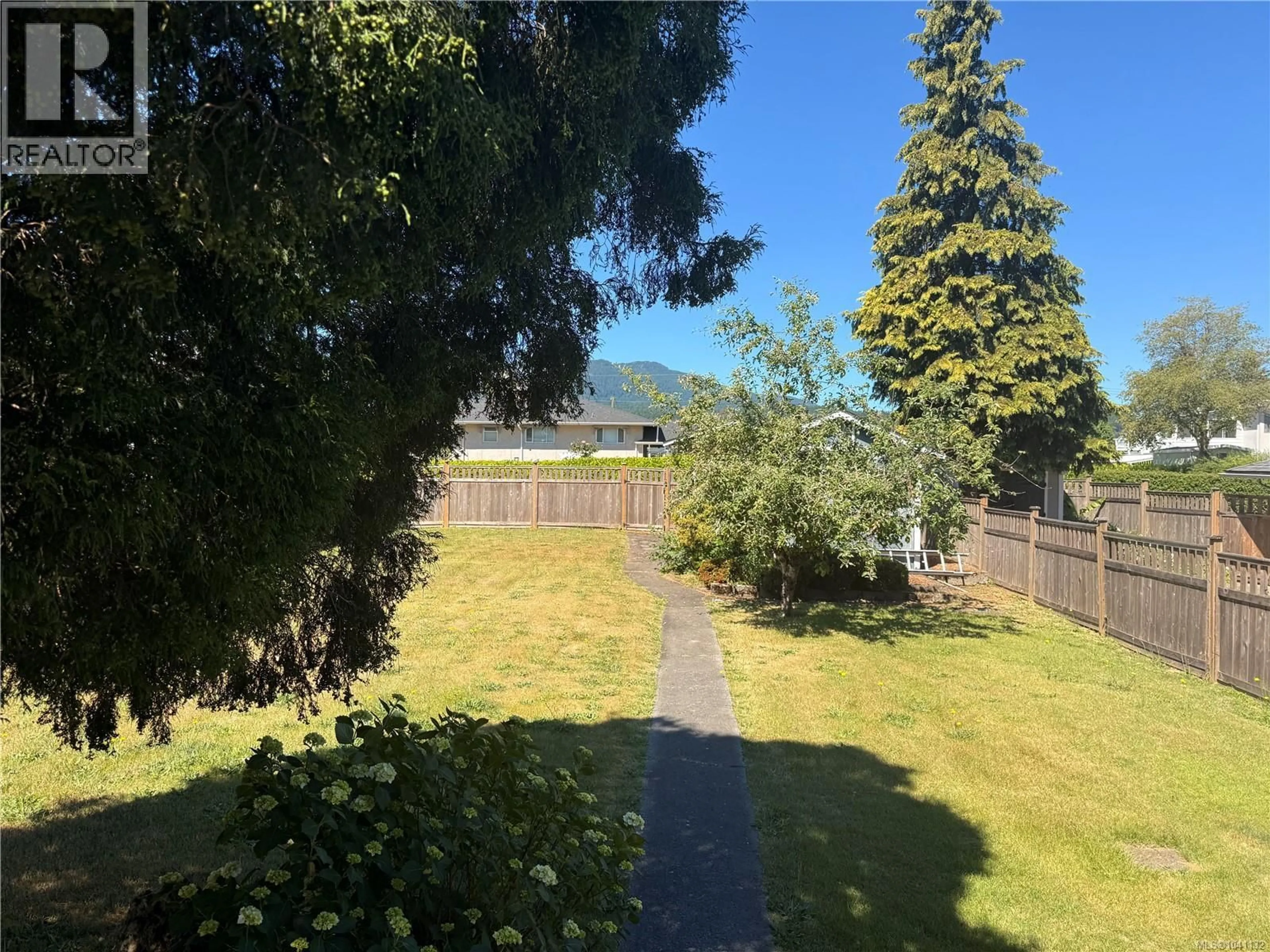 A pic from outside/outdoor area/front of a property/back of a property/a pic from drone, mountain view for 693 PARK AVENUE, Nanaimo British Columbia V9R6S6