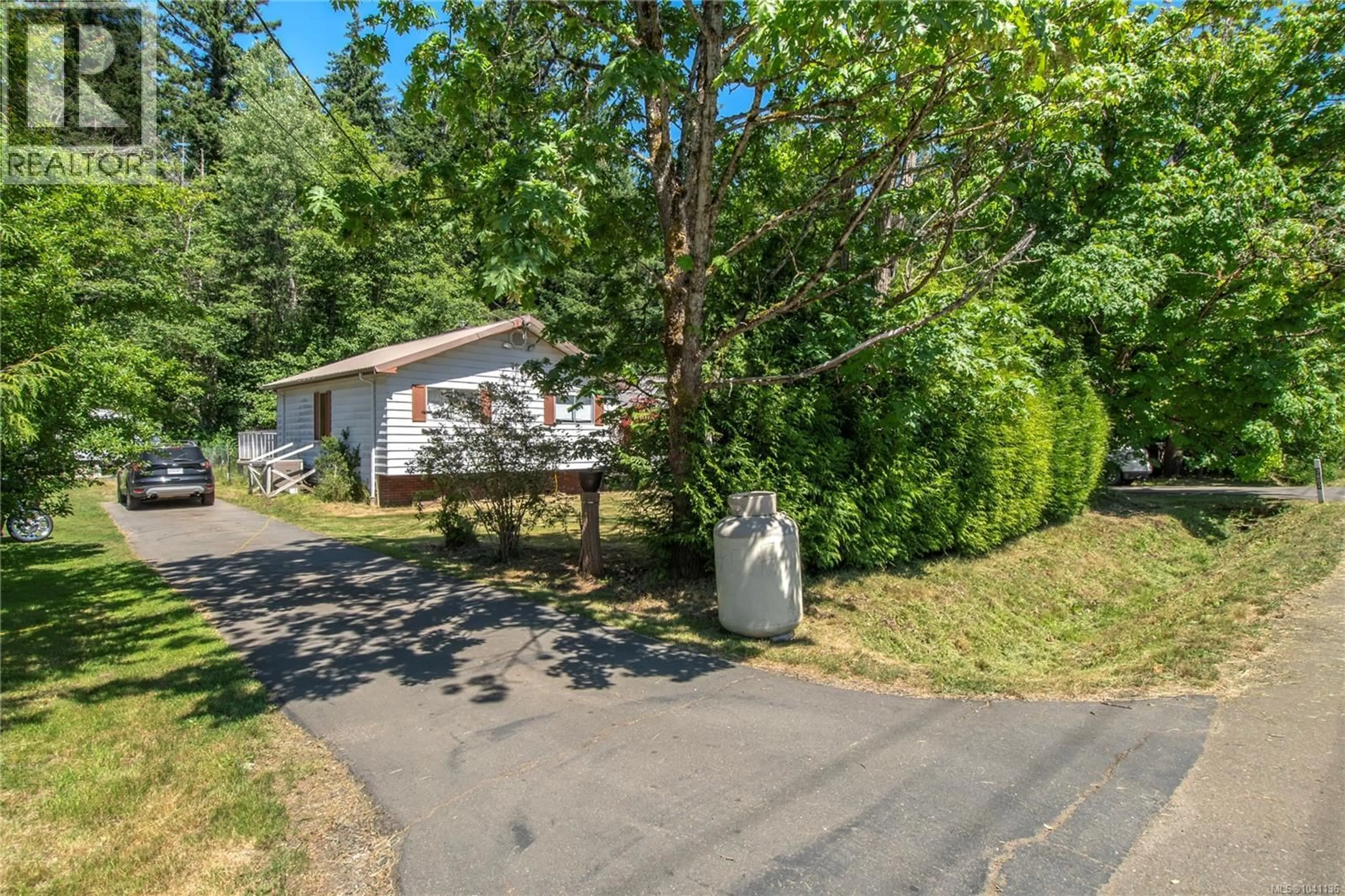 A pic from outside/outdoor area/front of a property/back of a property/a pic from drone, street for 7602 ISLAND HIGHWAY NORTH, Black Creek British Columbia V9J1G3