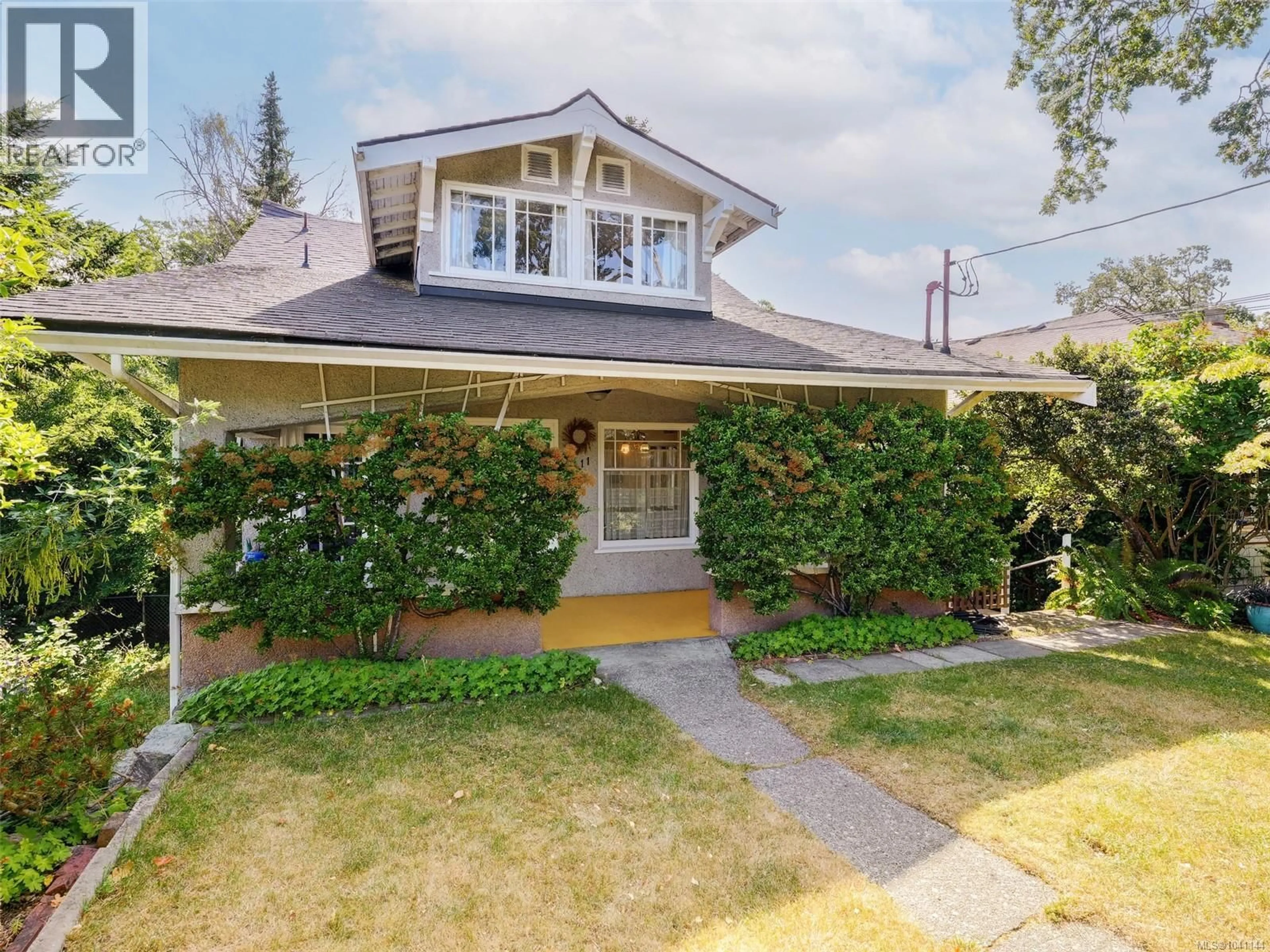 Home with vinyl exterior material, street for 1011 AMPHION STREET, Victoria British Columbia V8S4G2