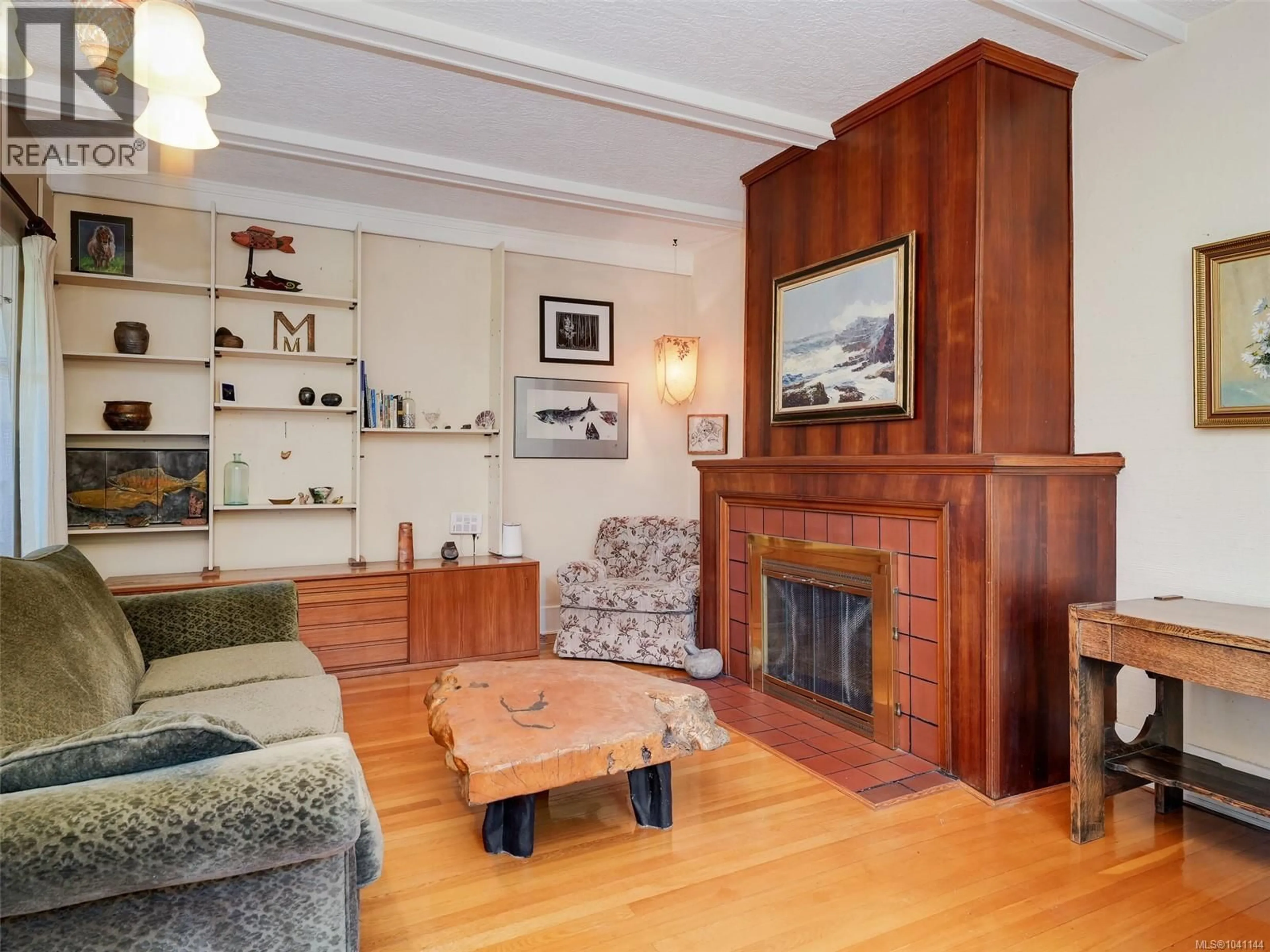 Living room with furniture, wood/laminate floor for 1011 AMPHION STREET, Victoria British Columbia V8S4G2
