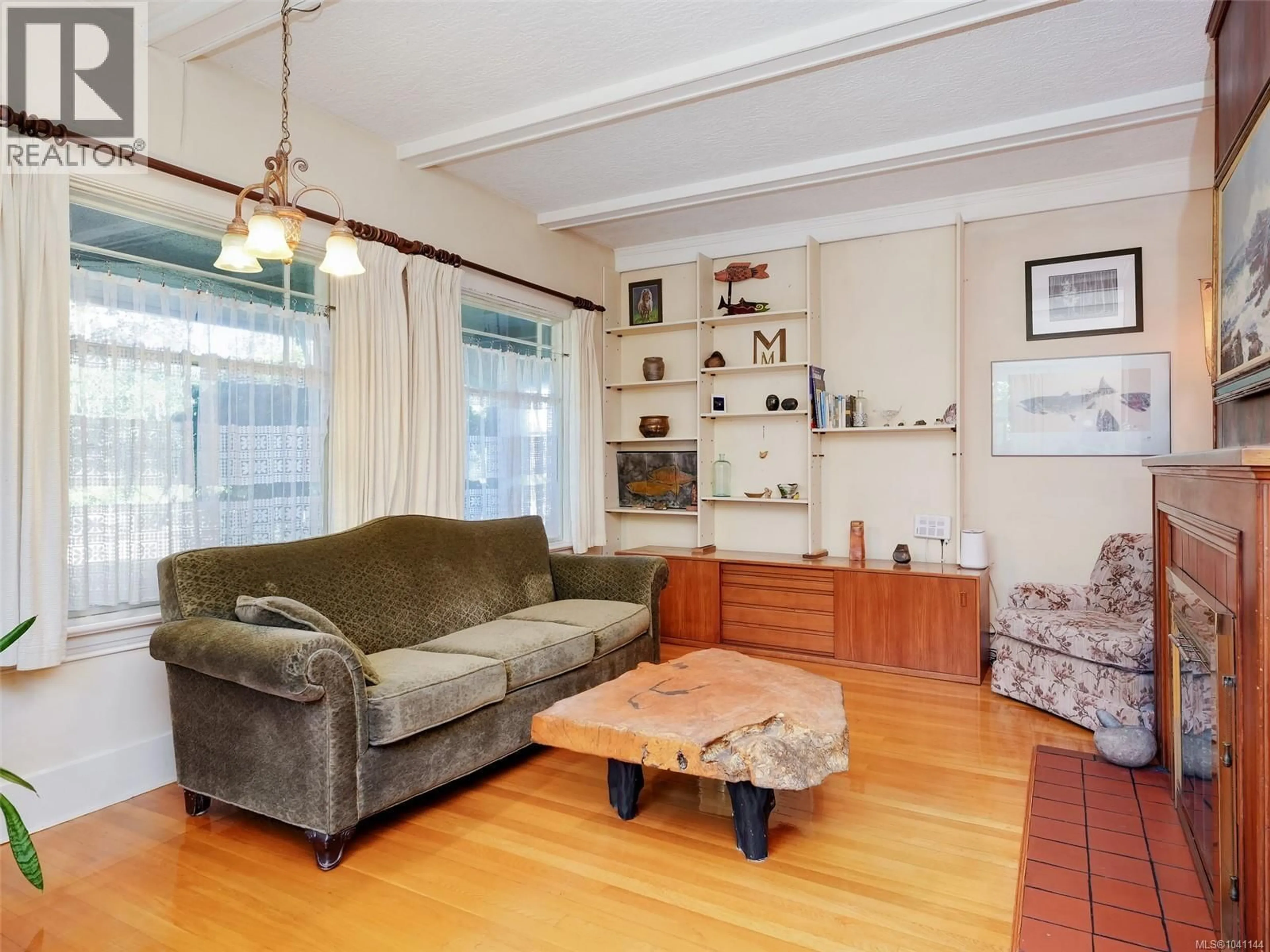 Living room with furniture, unknown for 1011 AMPHION STREET, Victoria British Columbia V8S4G2