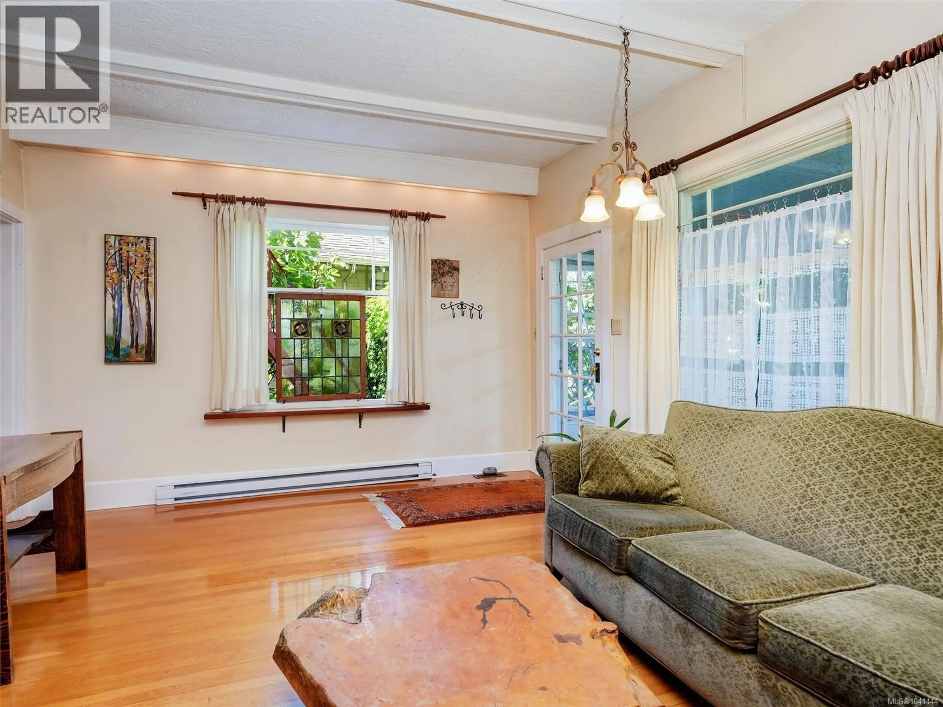 Living room with furniture, unknown for 1011 AMPHION STREET, Victoria British Columbia V8S4G2