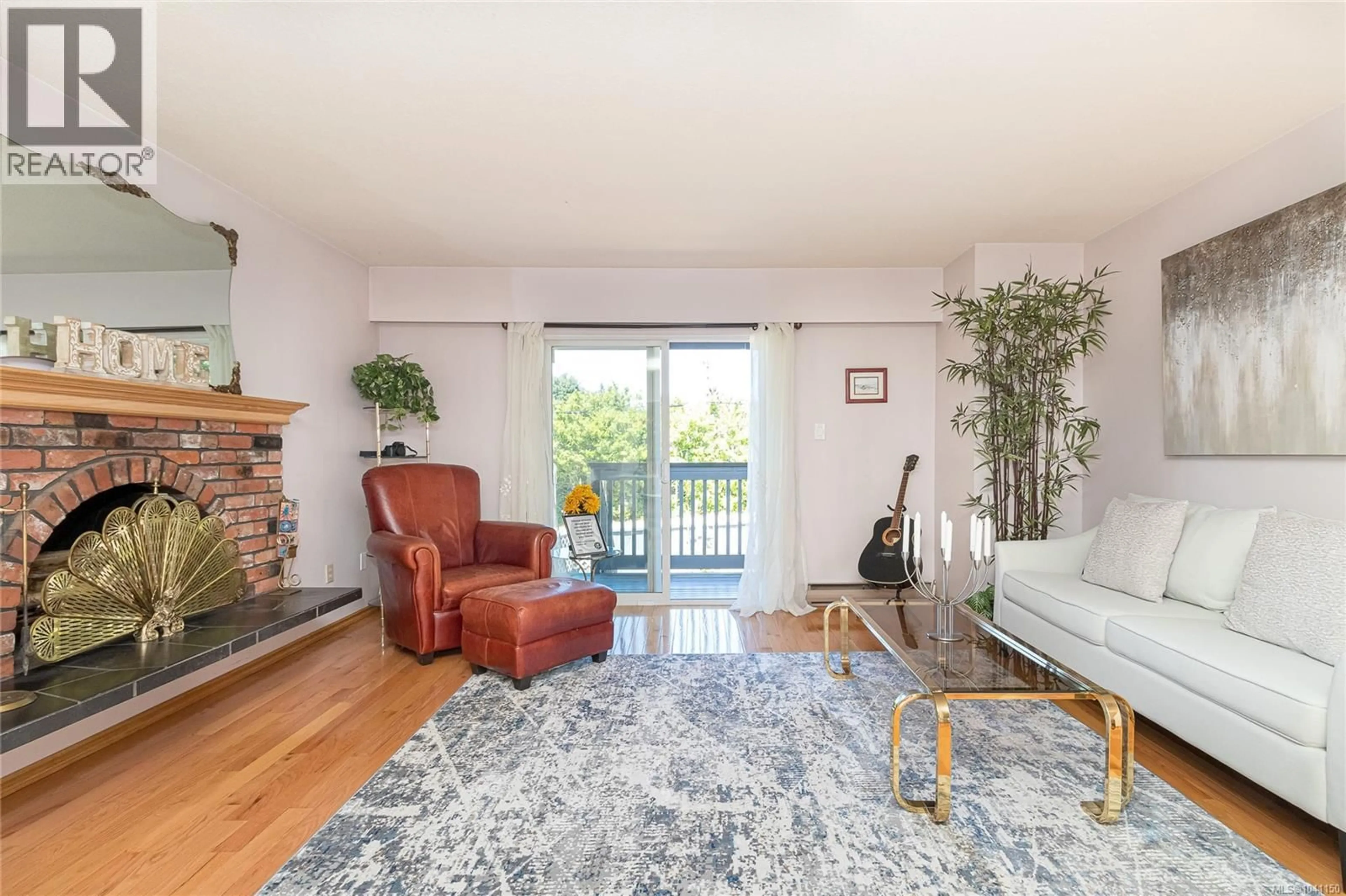 Living room with furniture, wood/laminate floor for 1 - 4391 TORQUAY DRIVE, Saanich British Columbia V8N3L3