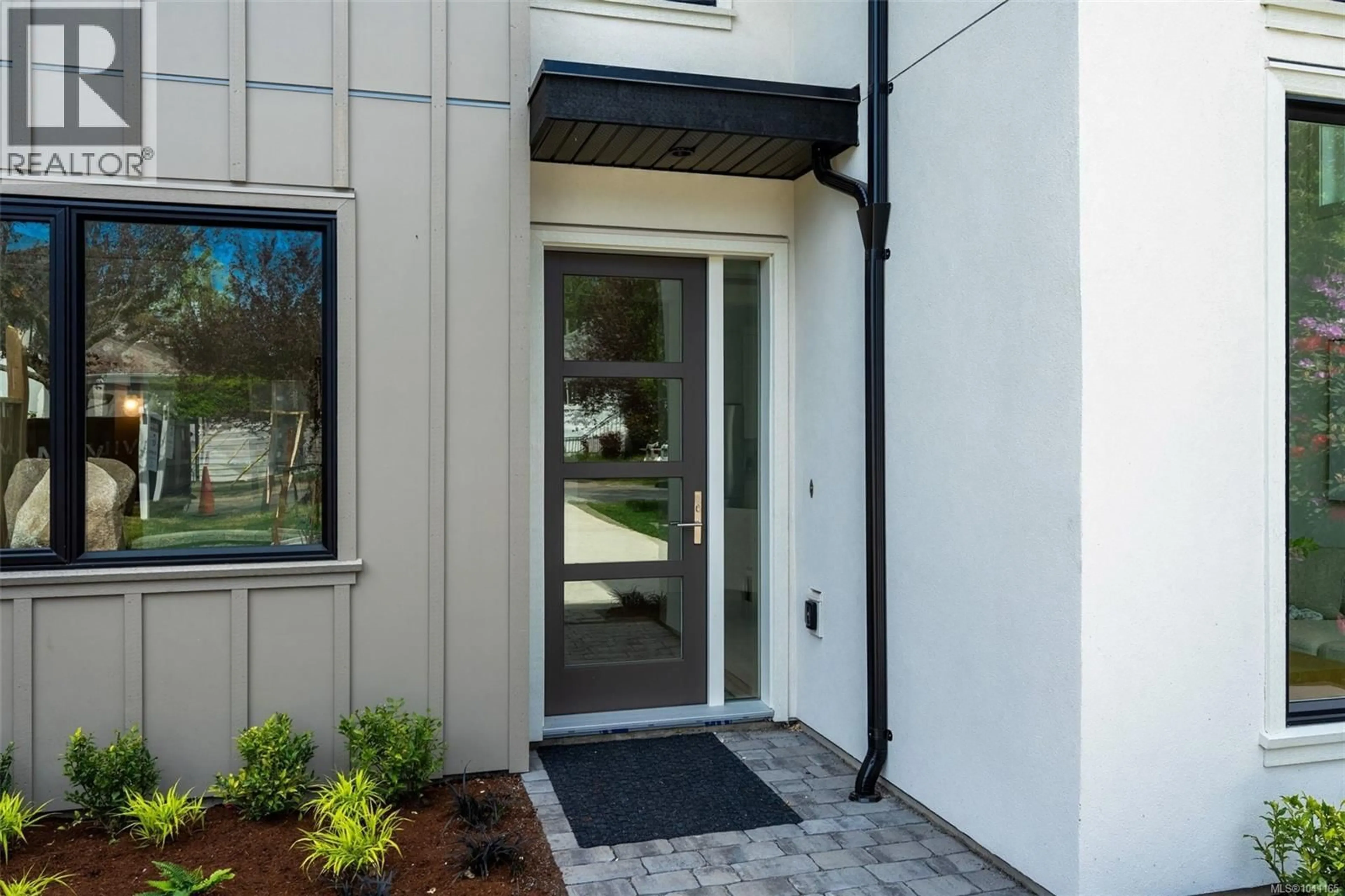 Indoor entryway for 2 - 2455 HAMIOTA STREET, Oak Bay British Columbia V8R2N1