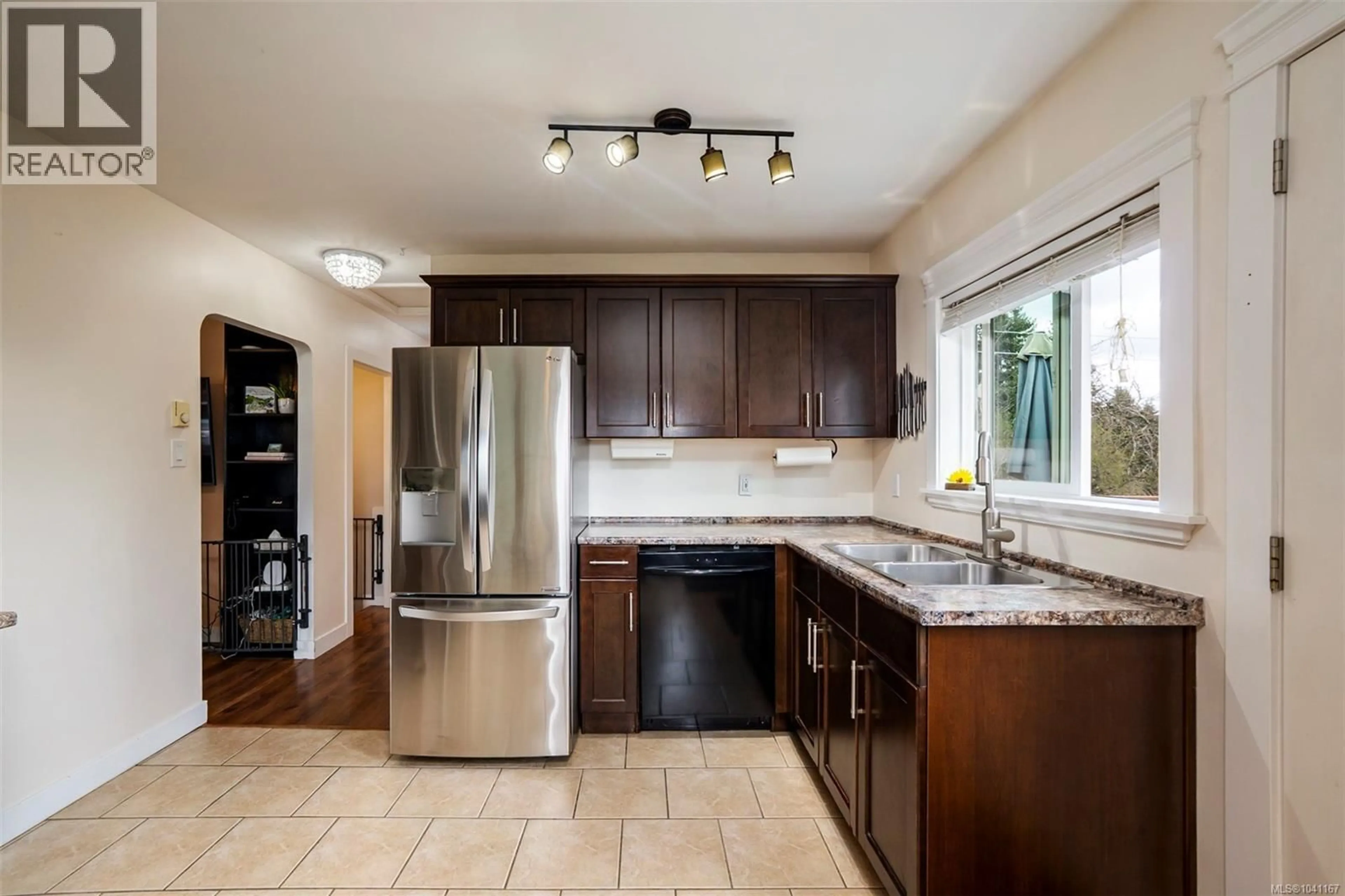 Open concept kitchen, ceramic/tile floor for 150 WAKESIAH AVENUE, Nanaimo British Columbia V9R3J9